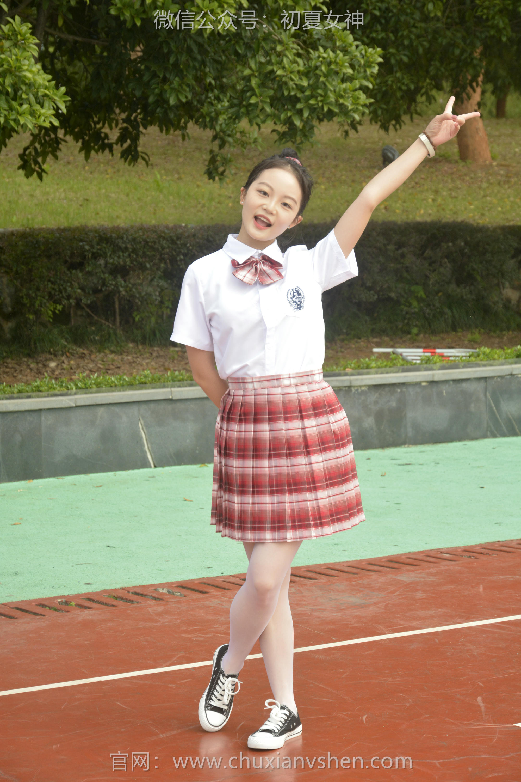 初夏女神 NO.091 双双 大红JK套[130P+1V／4.98GB]_第1集