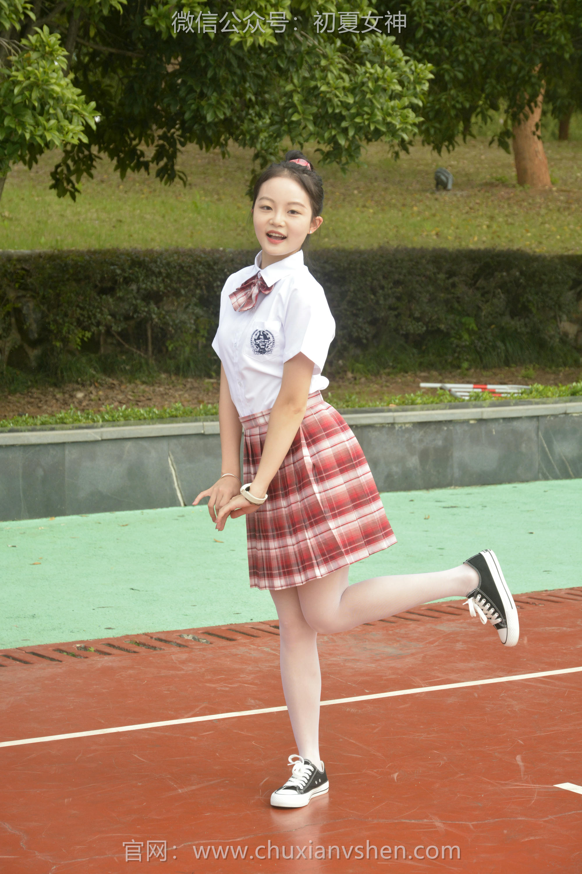 初夏女神 NO.091 双双 大红JK套[130P+1V／4.98GB]_第1集