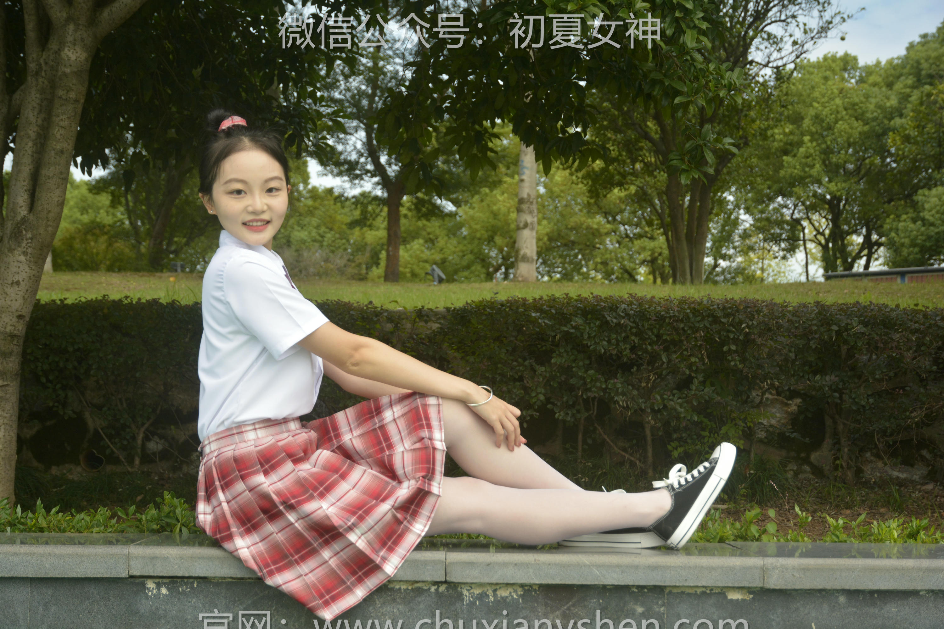 初夏女神 NO.091 双双 大红JK套[130P+1V／4.98GB]_第2集