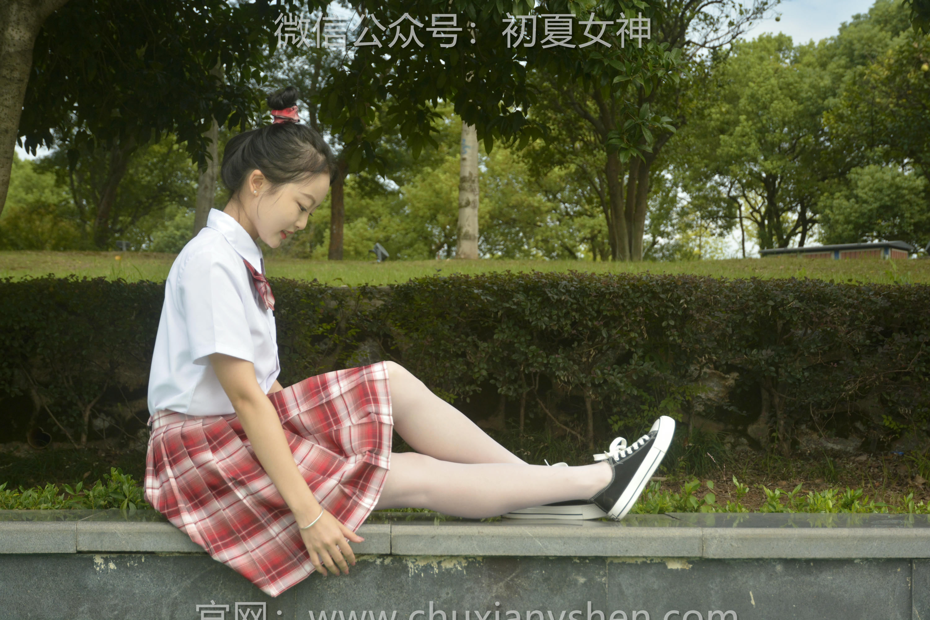 初夏女神 NO.091 双双 大红JK套[130P+1V／4.98GB]_第2集