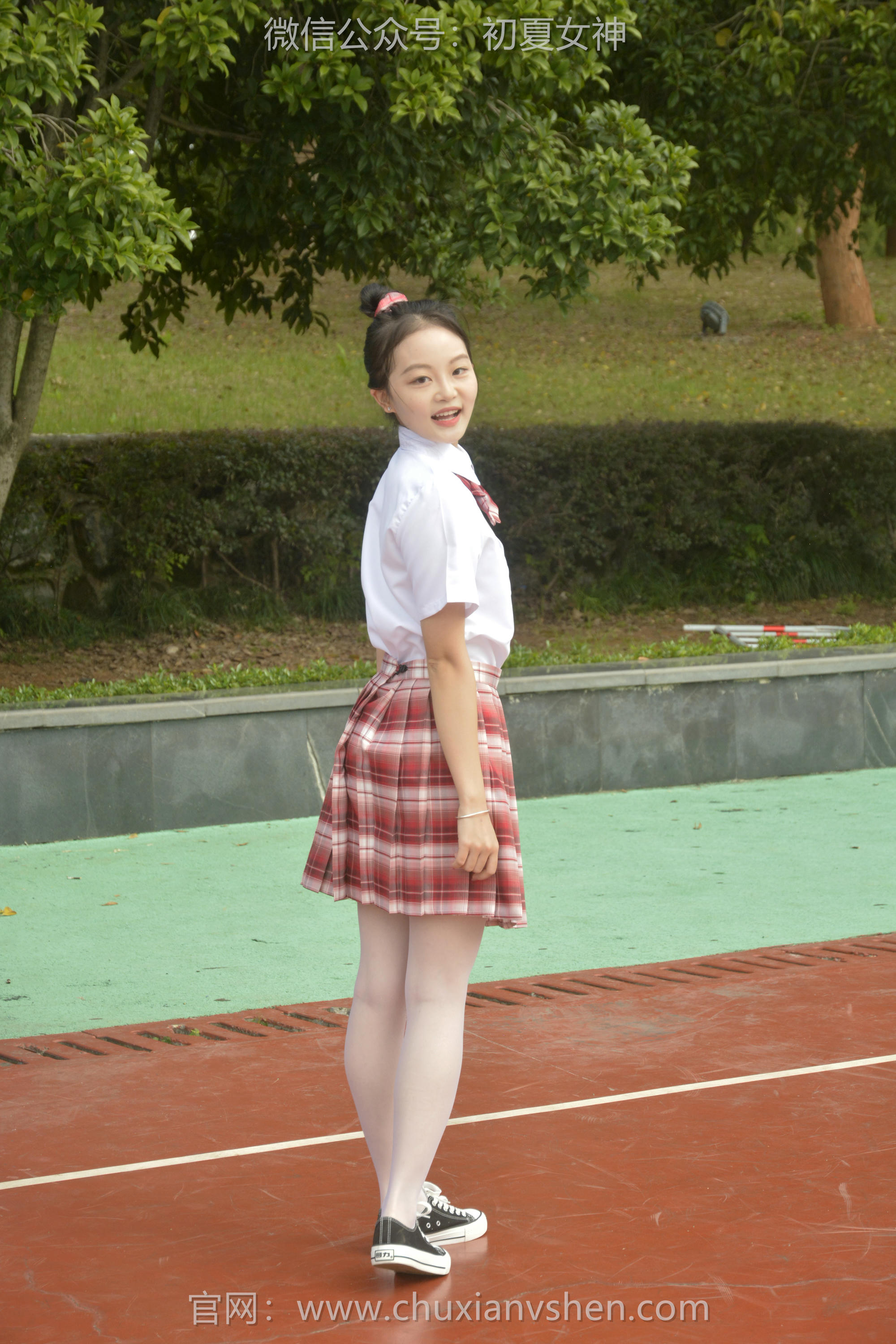 初夏女神 NO.091 双双 大红JK套[130P+1V／4.98GB]_第1集