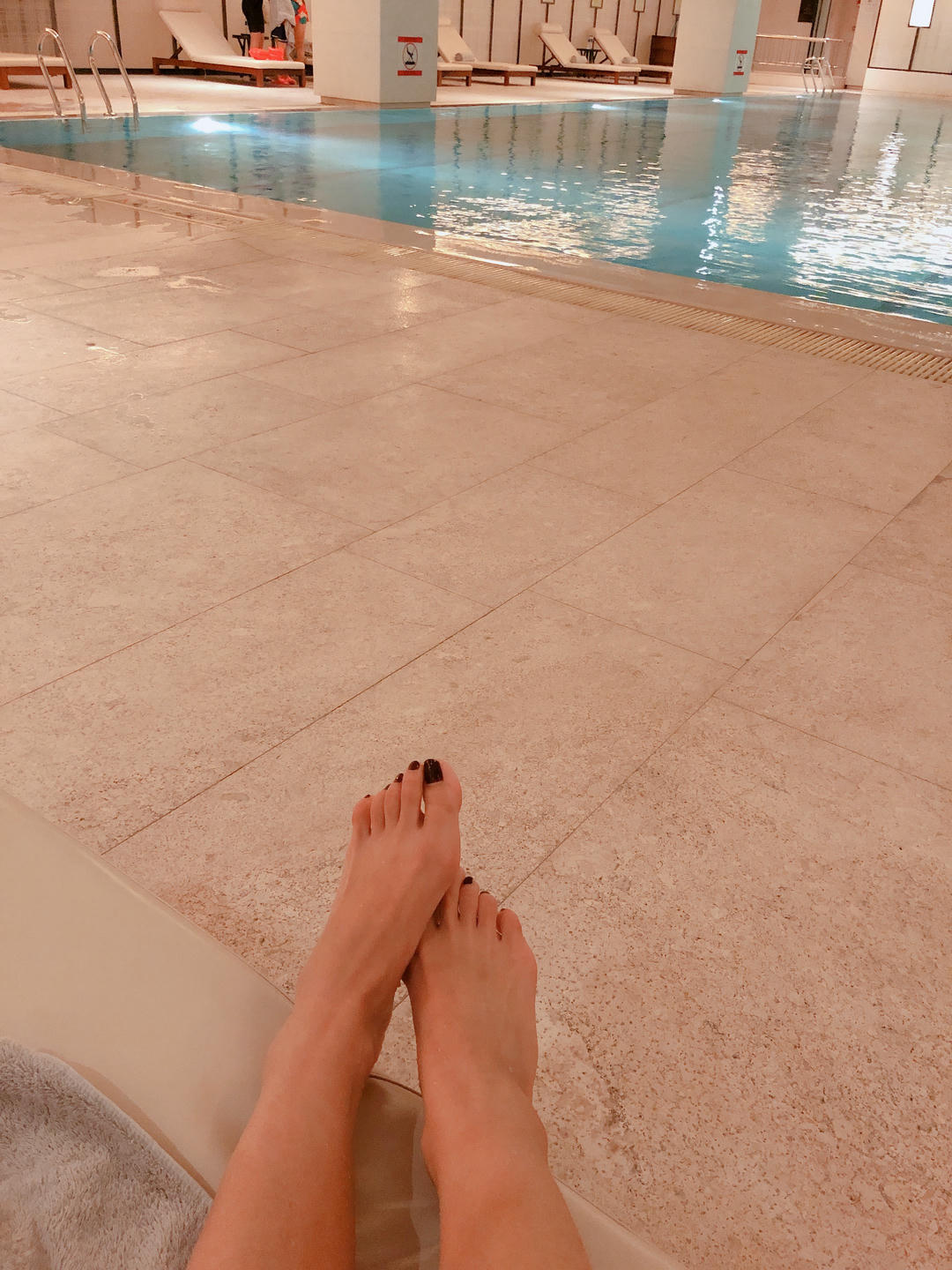 安乔乔 NO.012 泳池足秀 [140P+313M]_第1集