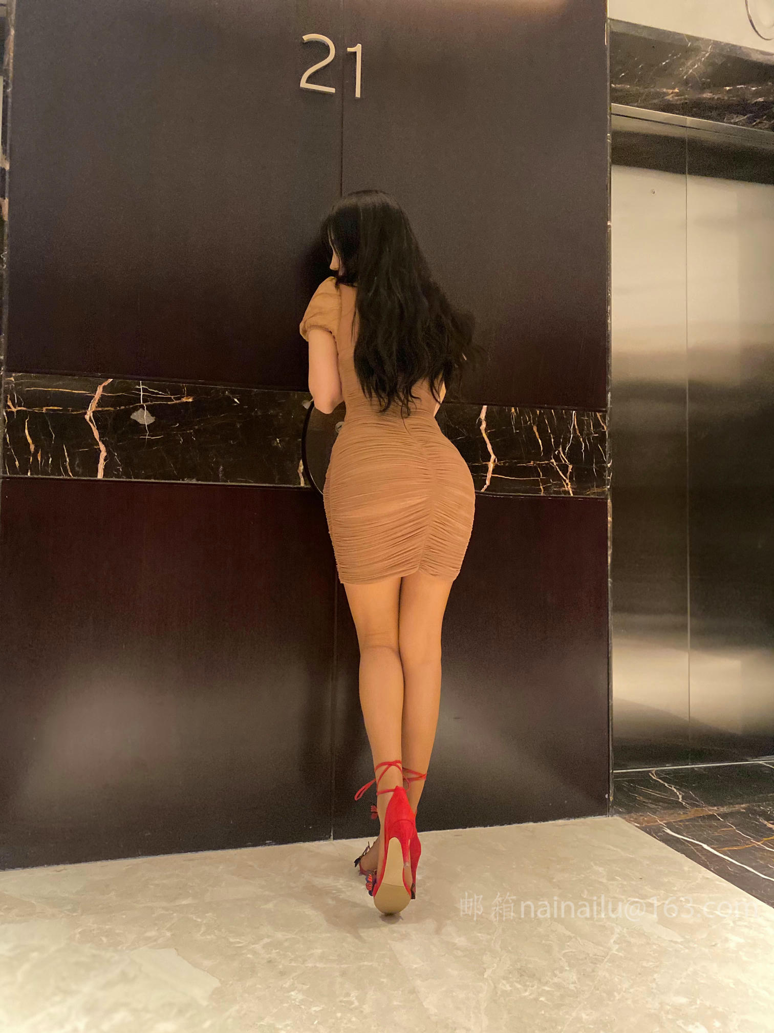 安乔乔 NO.033 棕色包臀裙 [91P1V+549M]_第1集