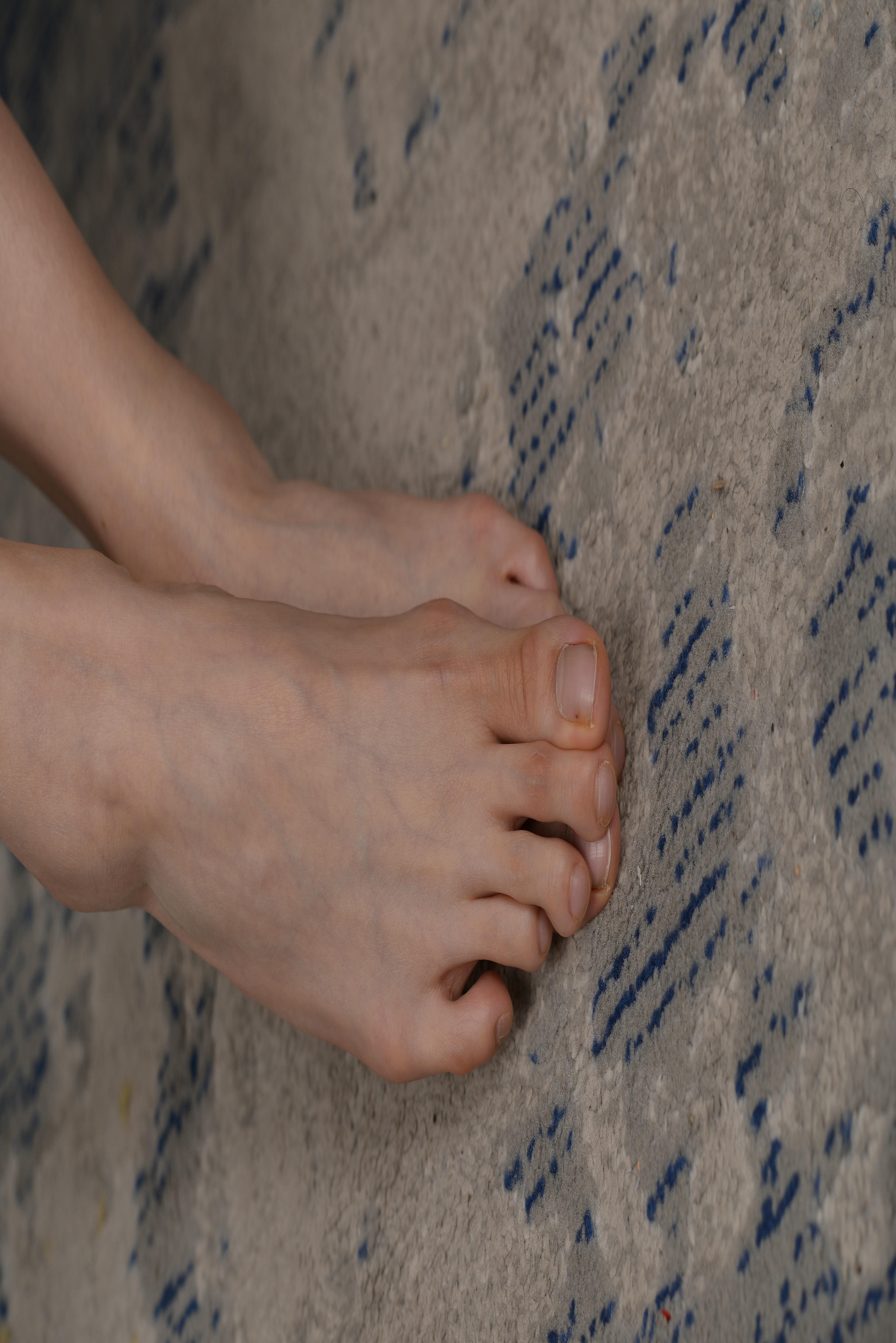 Sexy Asian Girls Feet NO.018 美女YIYI性感的40码大脚丫（格子短裙裸足3） [130P+1392M]_第5集