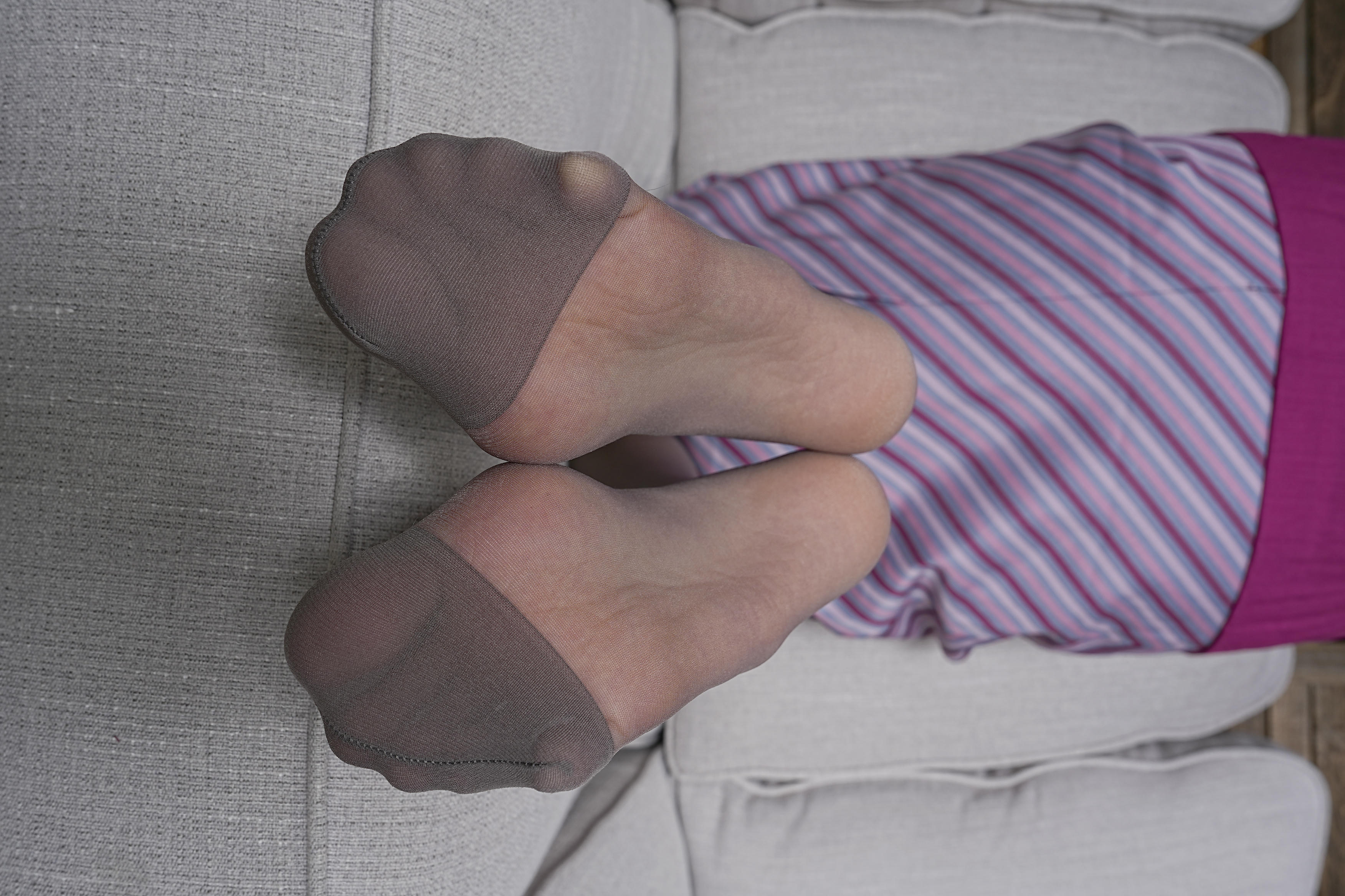 Sexy Asian Girls Feet NO.059 YIYI性感的大脚丫-灰咖色连裤袜 [151P+557M]_第2集