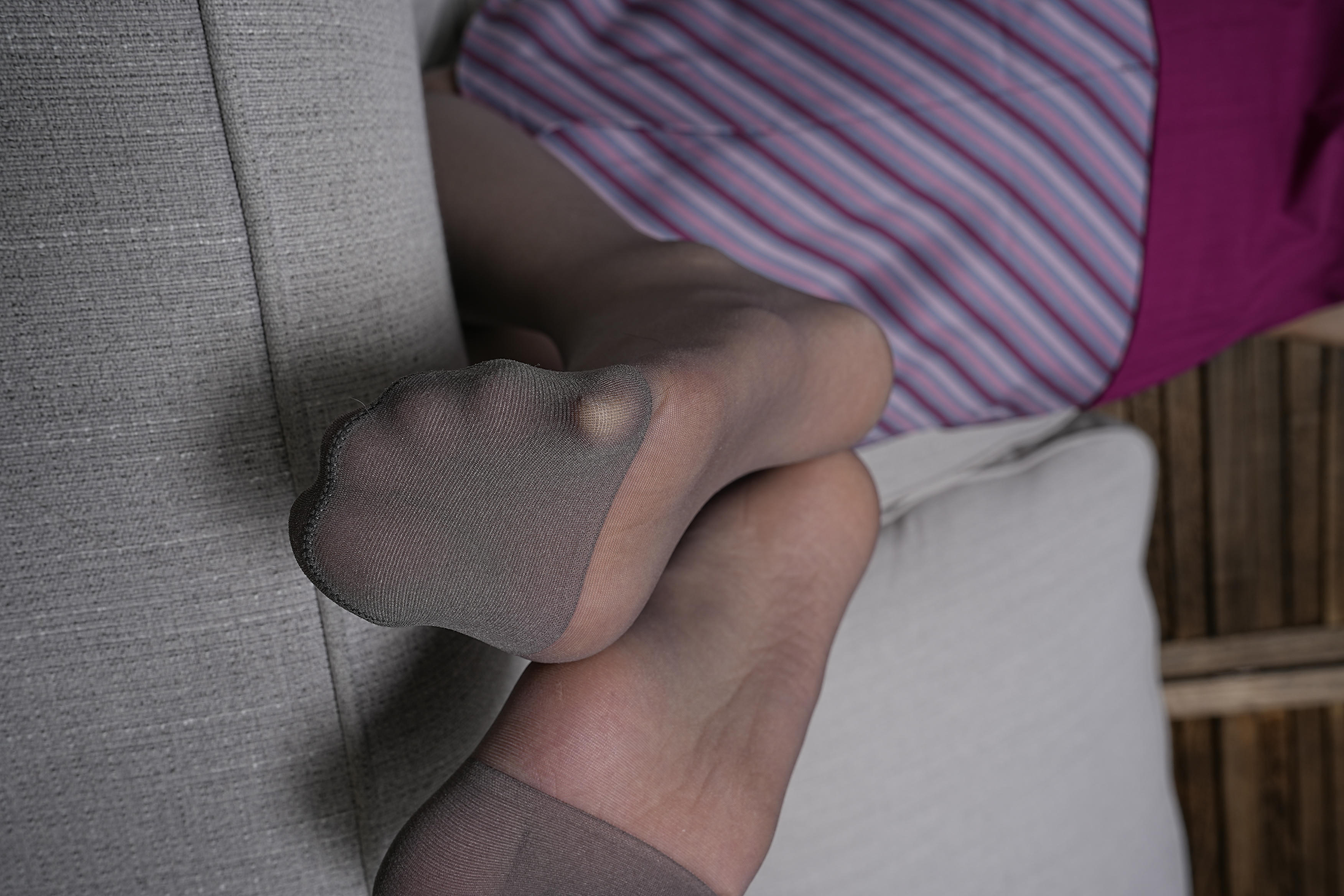 Sexy Asian Girls Feet NO.059 YIYI性感的大脚丫-灰咖色连裤袜 [151P+557M]_第2集