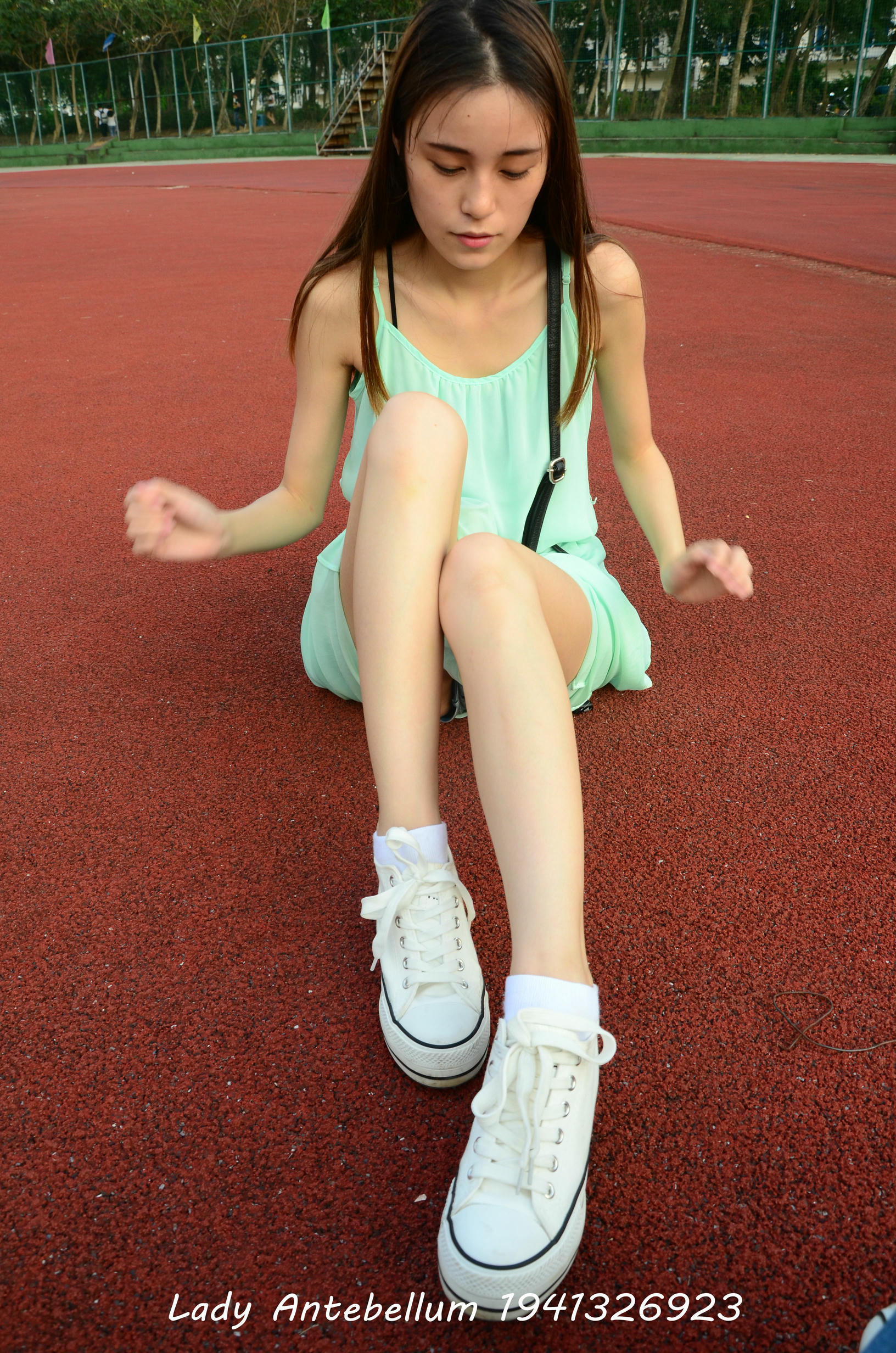 [战前女神] 恋足美腿棉袜女神级摄影套图 001 [89P-187MB]_第1集