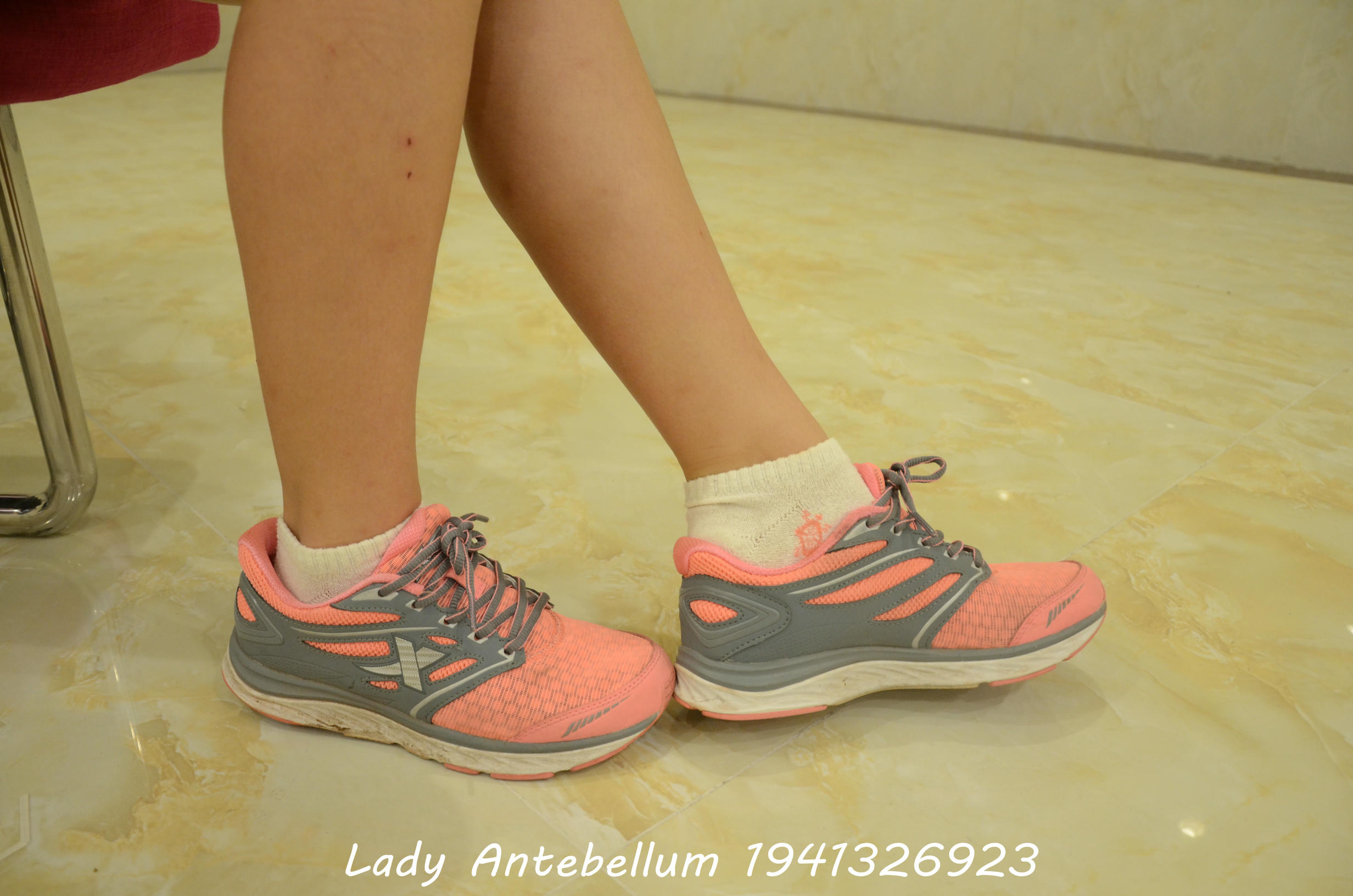 [战前女神] 恋足美腿棉袜女神级摄影套图 111 [89P+211M]_第1集