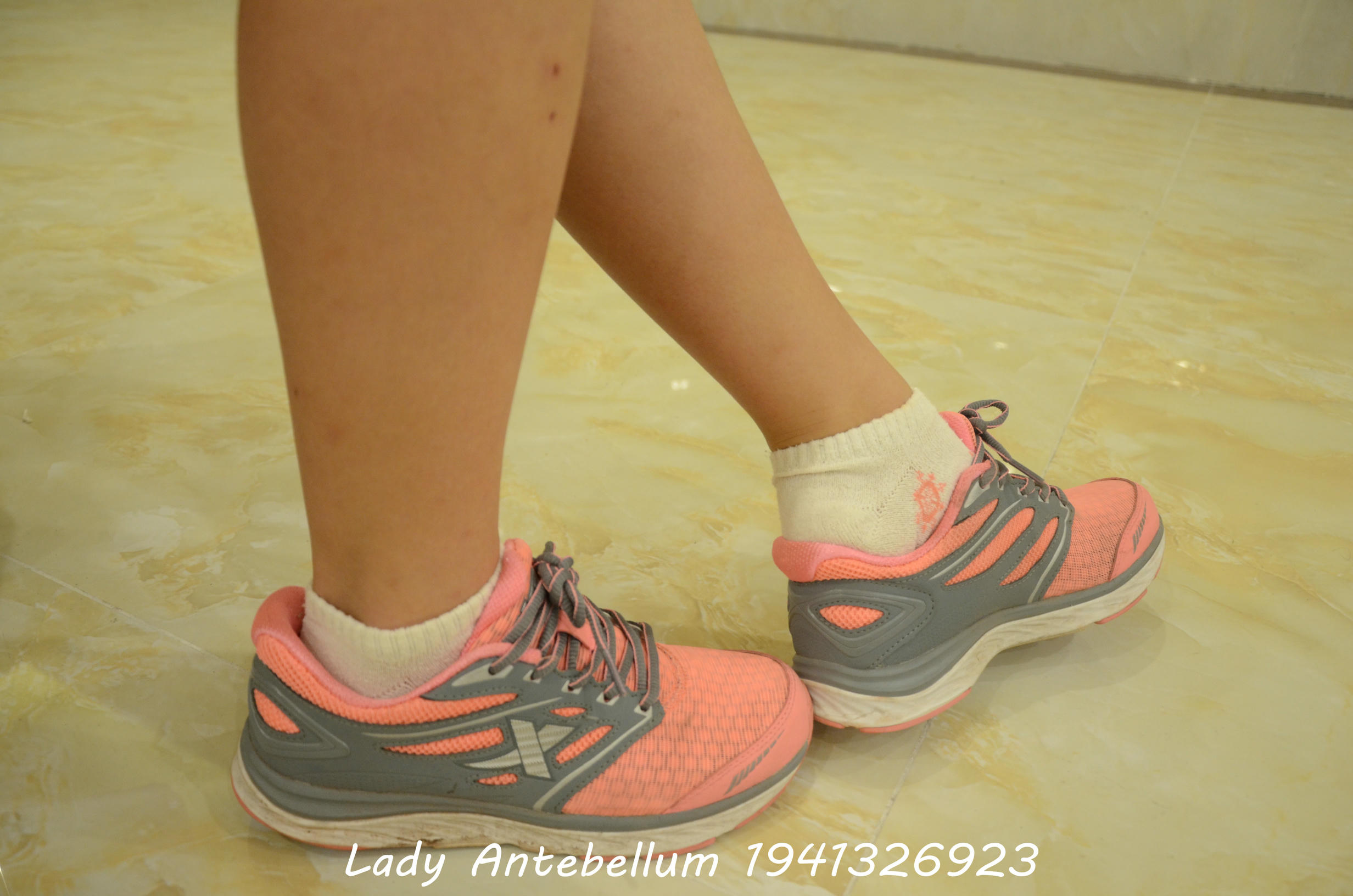 [战前女神] 恋足美腿棉袜女神级摄影套图 111 [89P+211M]_第1集