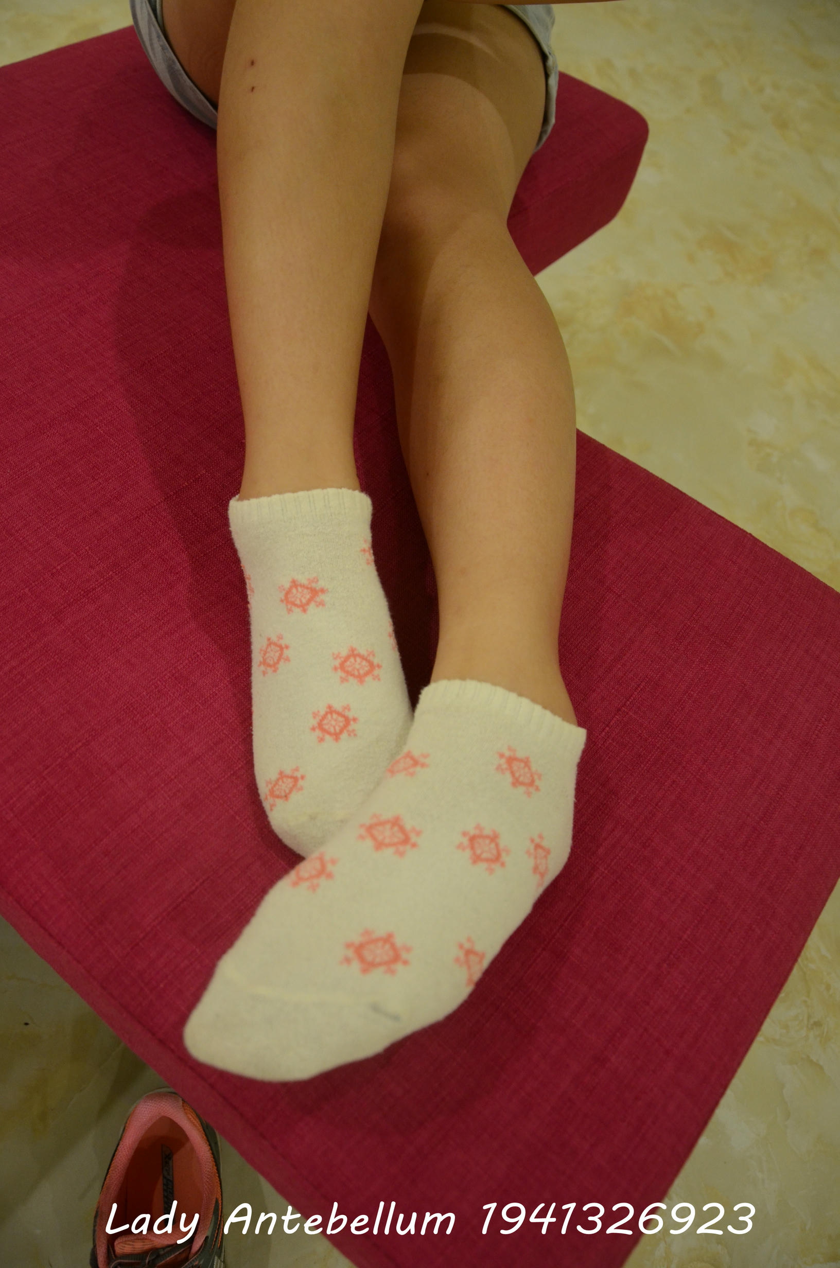 [战前女神] 恋足美腿棉袜女神级摄影套图 111 [89P+211M]_第2集