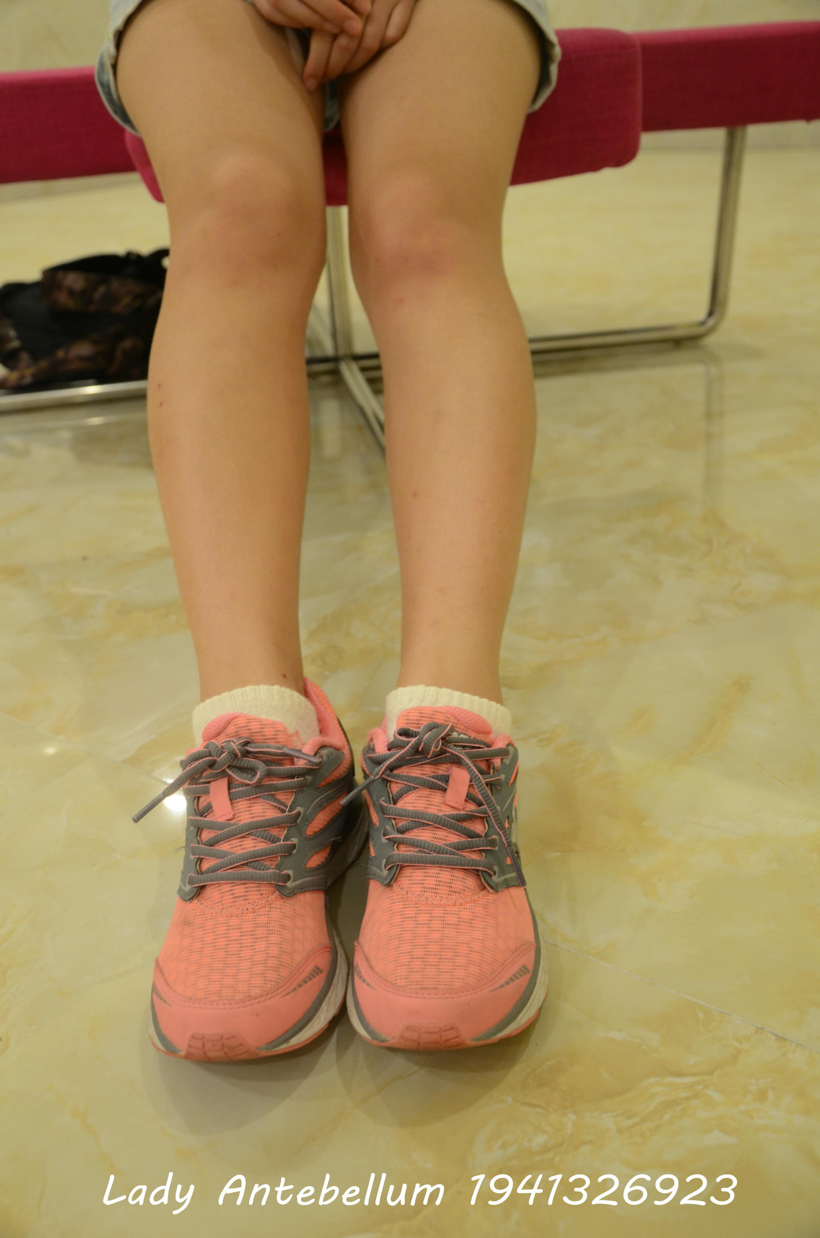 [战前女神] 恋足美腿棉袜女神级摄影套图 111 [89P+211M]_第1集