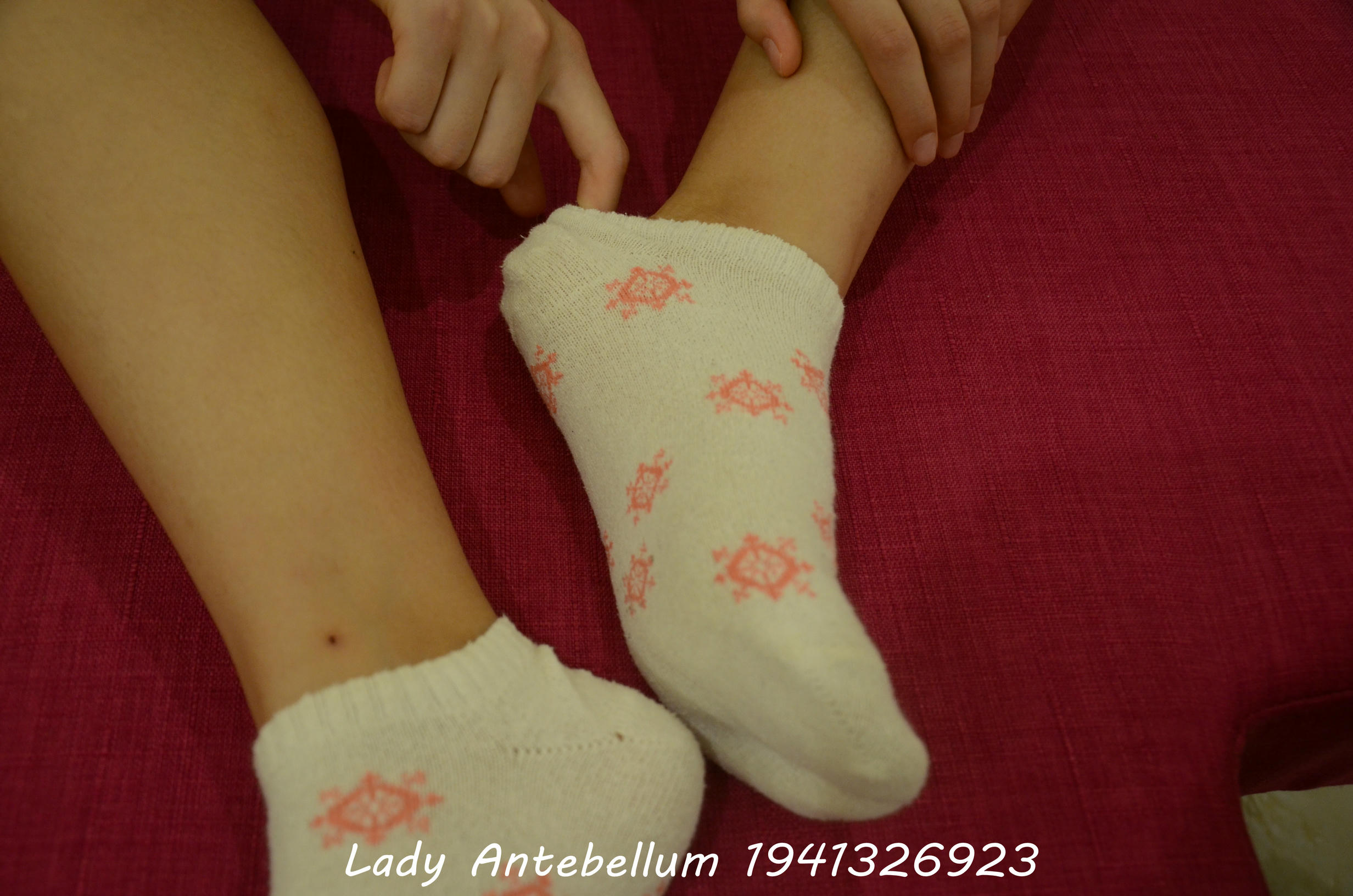 [战前女神] 恋足美腿棉袜女神级摄影套图 111 [89P+211M]_第2集