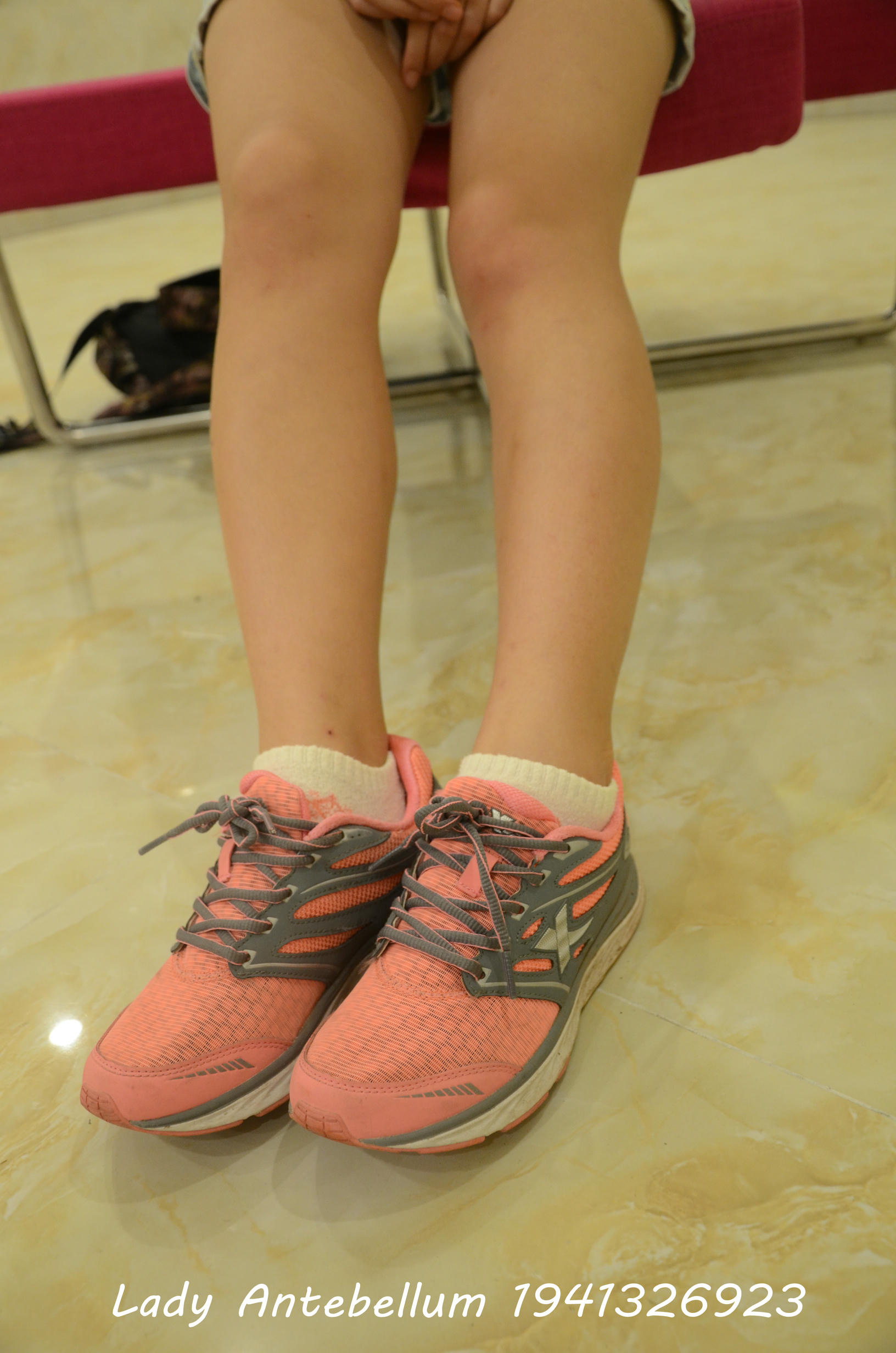 [战前女神] 恋足美腿棉袜女神级摄影套图 111 [89P+211M]_第1集