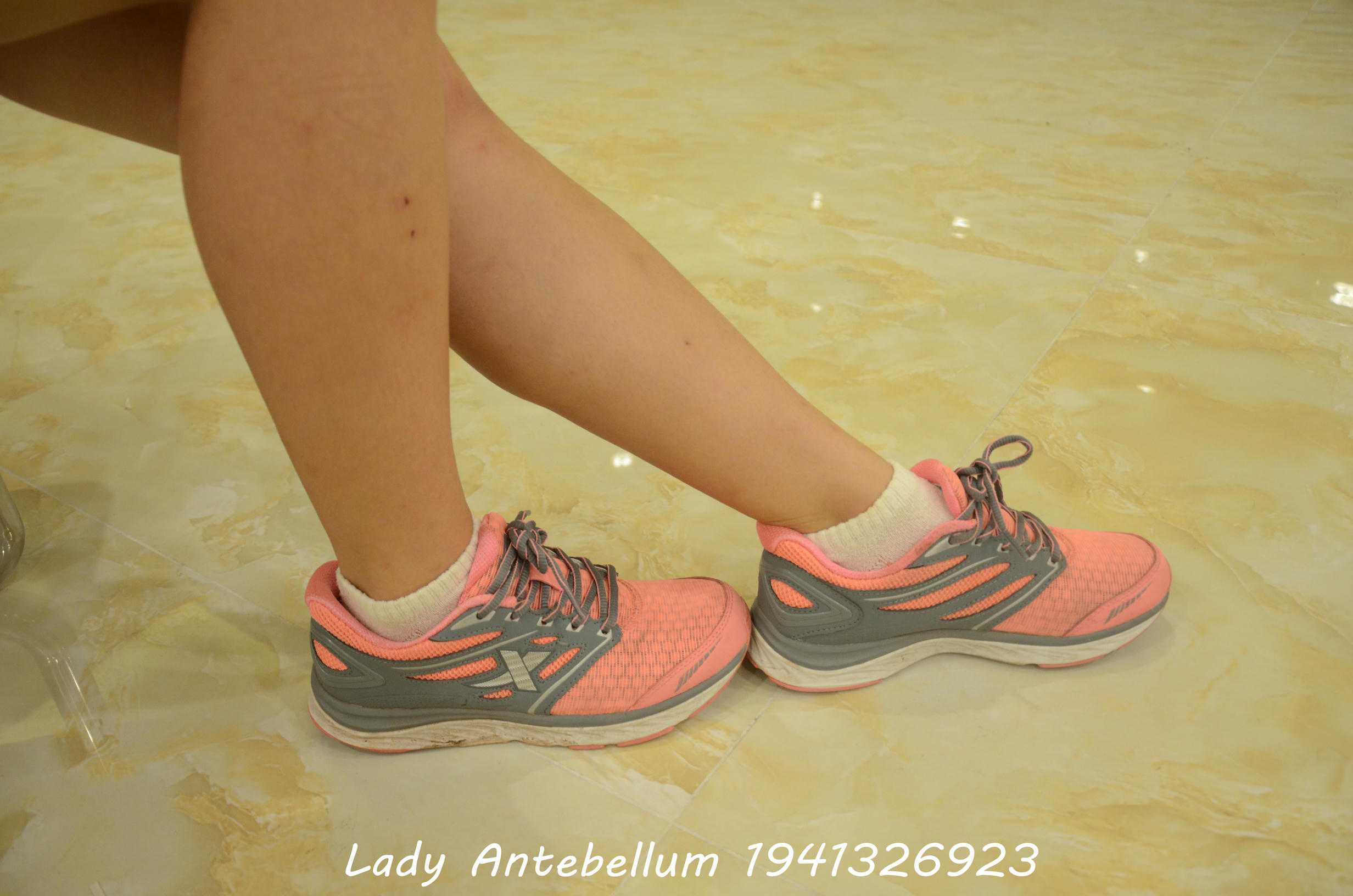 [战前女神] 恋足美腿棉袜女神级摄影套图 111 [89P+211M]_第1集