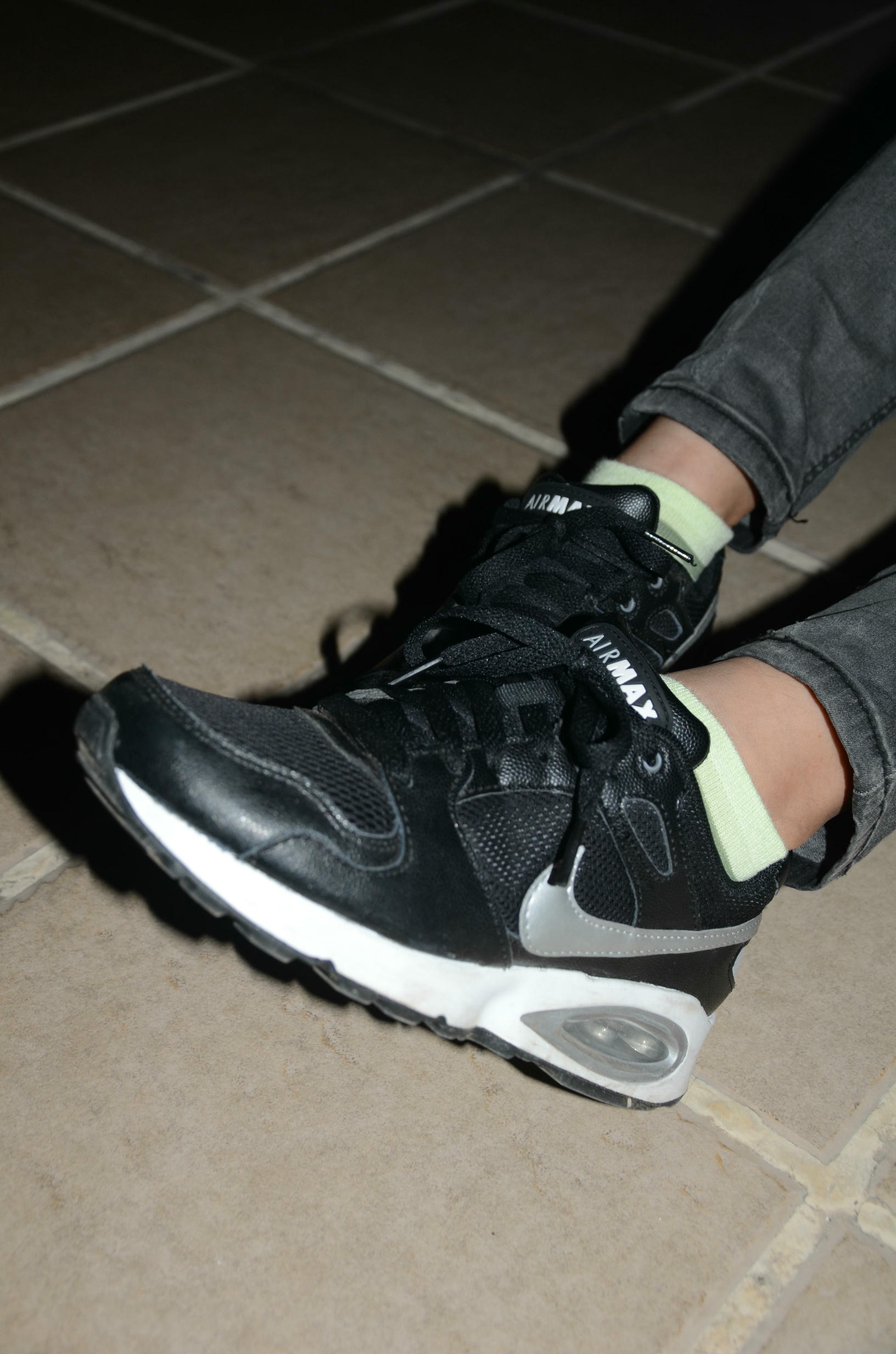 [战前女神] 恋足美腿棉袜女神级摄影套图 119 [87P+100M]_第1集