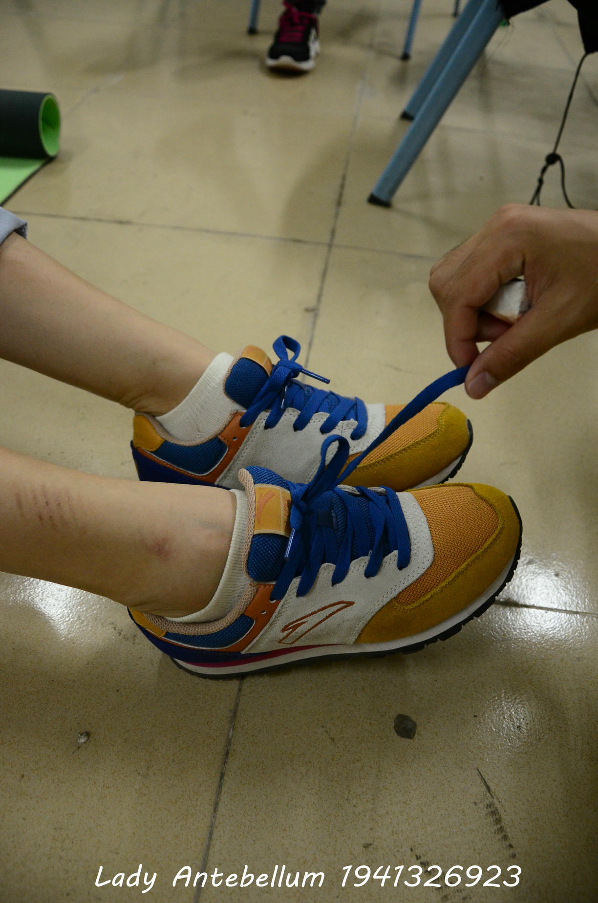 [战前女神] 恋足美腿棉袜女神级摄影套图 130 [56P+64M]_第1集