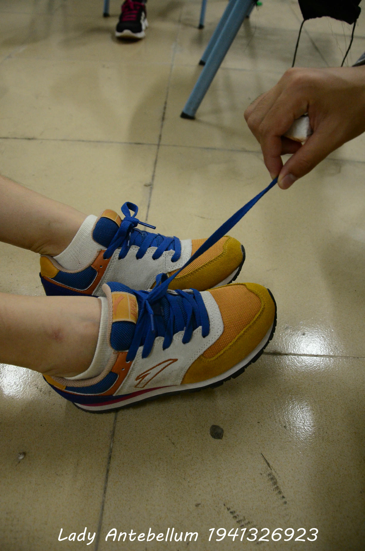 [战前女神] 恋足美腿棉袜女神级摄影套图 130 [56P+64M]_第1集