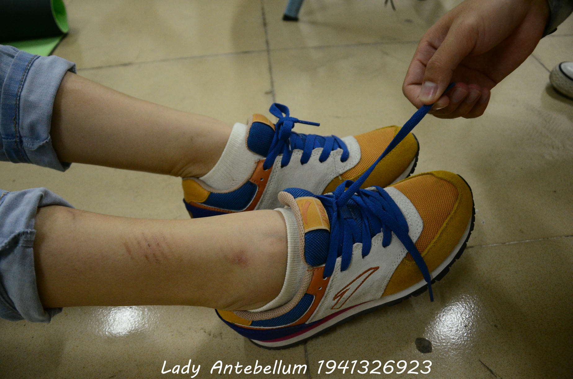 [战前女神] 恋足美腿棉袜女神级摄影套图 130 [56P+64M]_第1集