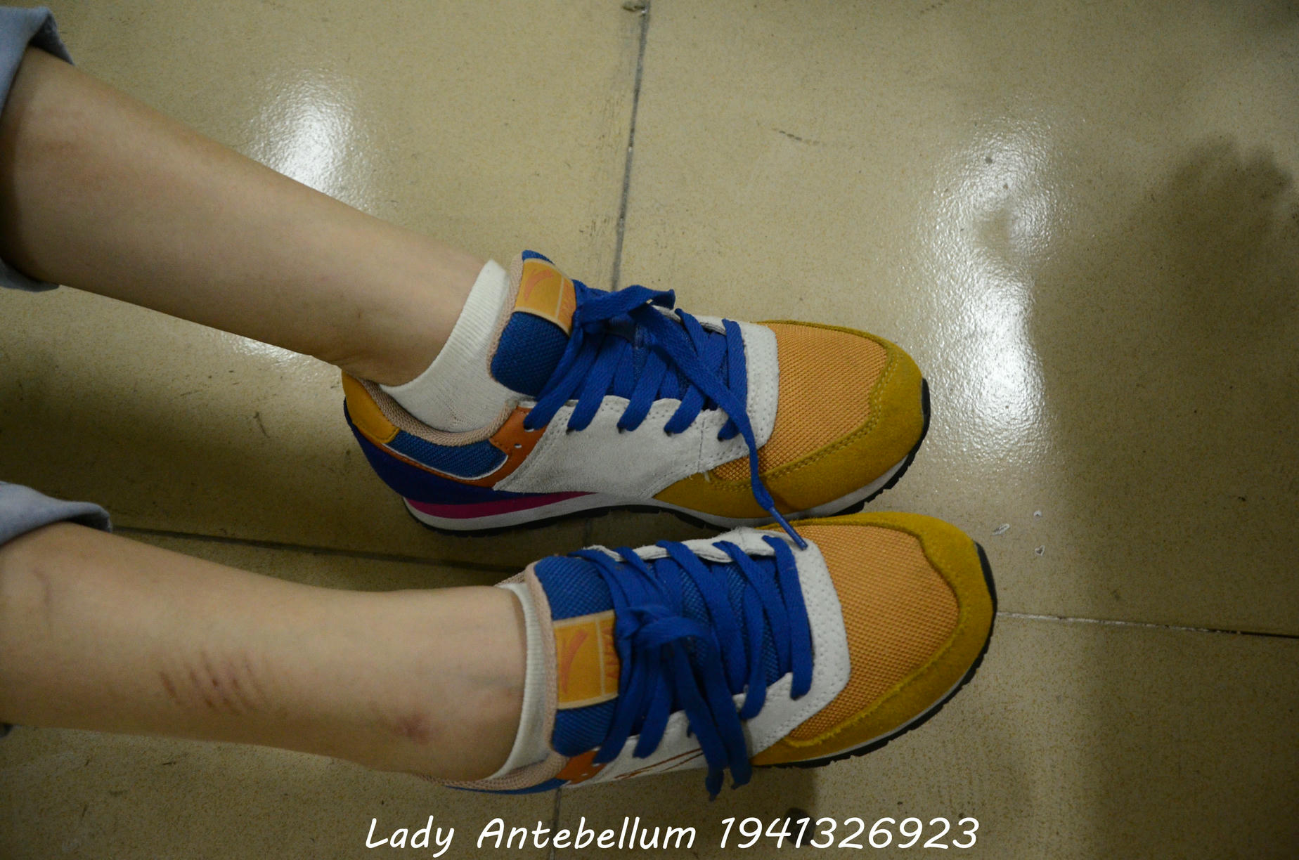 [战前女神] 恋足美腿棉袜女神级摄影套图 130 [56P+64M]_第1集