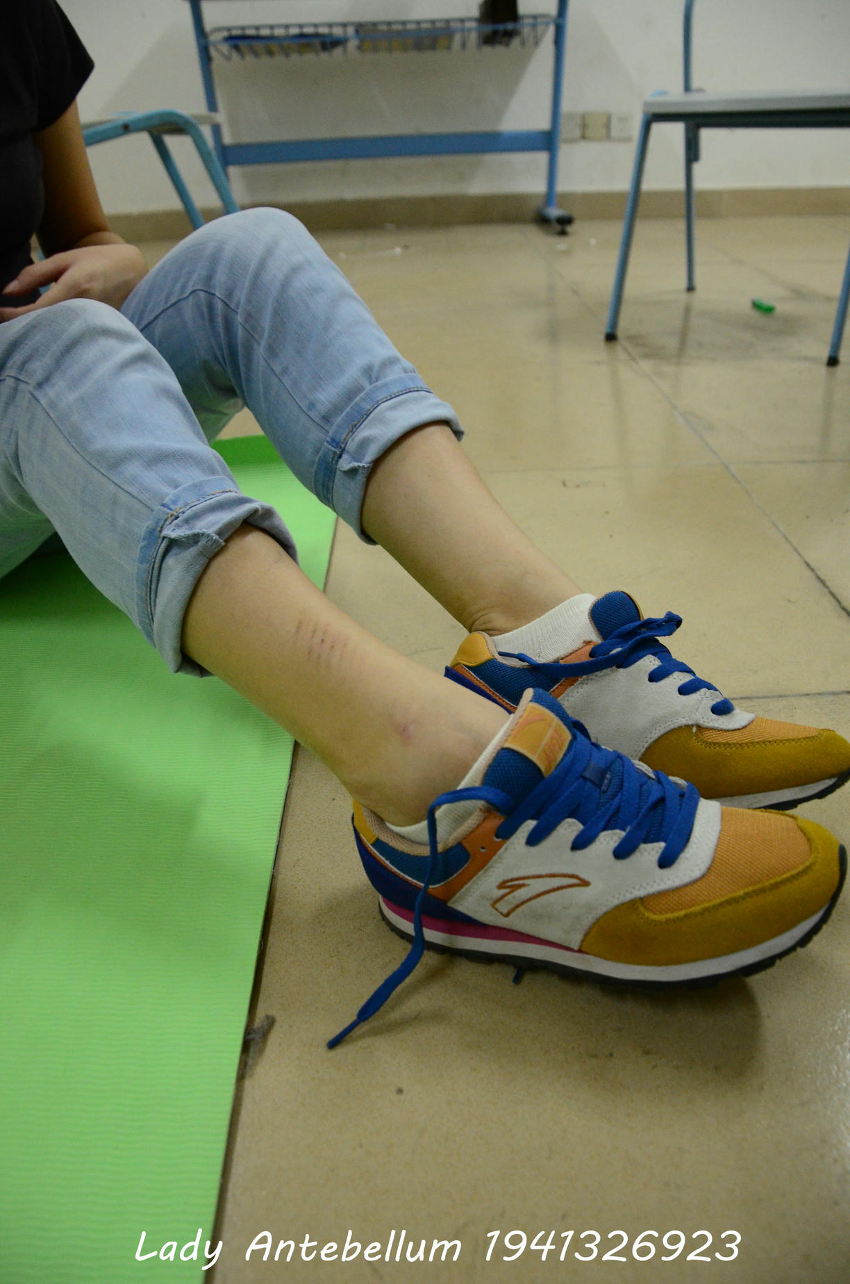 [战前女神] 恋足美腿棉袜女神级摄影套图 130 [56P+64M]_第1集