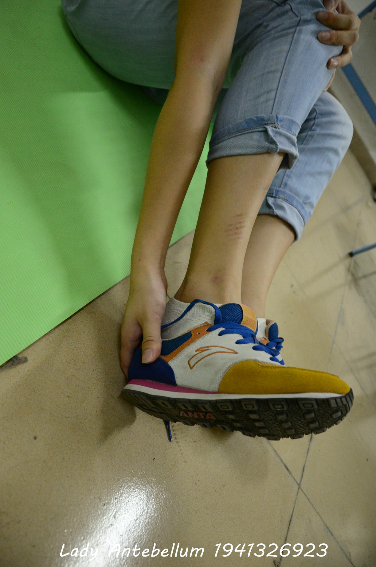 [战前女神] 恋足美腿棉袜女神级摄影套图 130 [56P+64M]_第1集