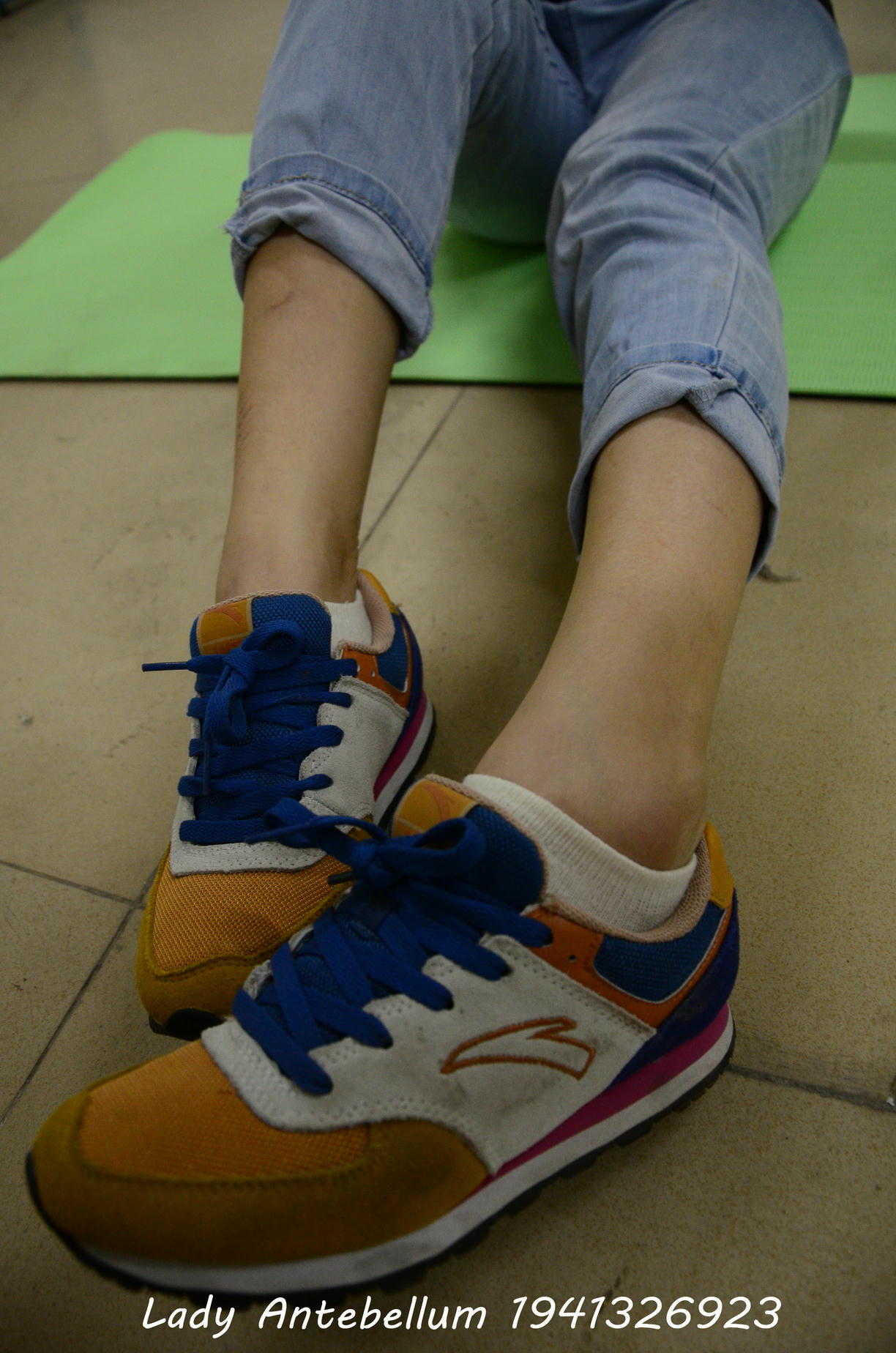 [战前女神] 恋足美腿棉袜女神级摄影套图 130 [56P+64M]_第1集