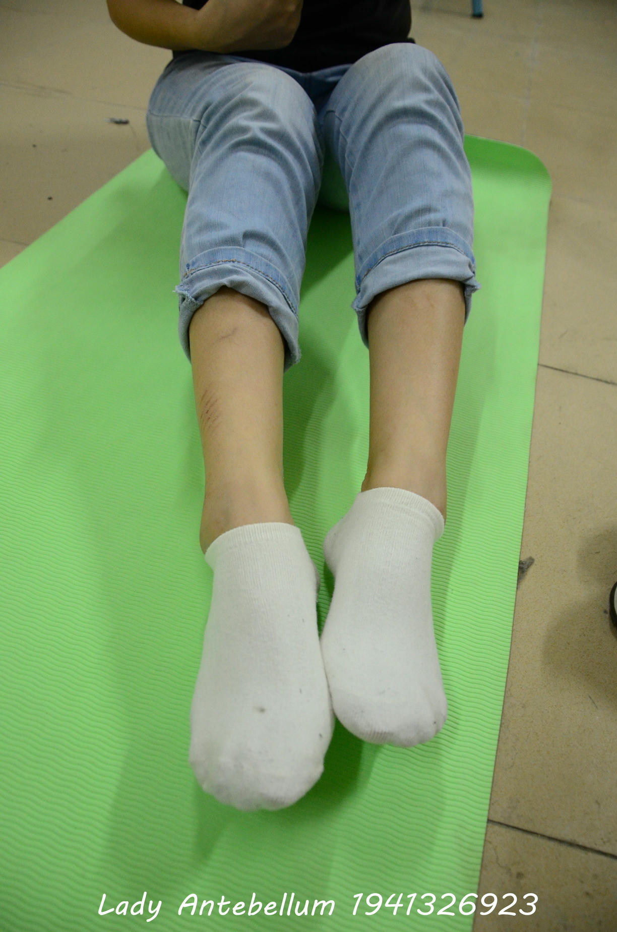 [战前女神] 恋足美腿棉袜女神级摄影套图 130 [56P+64M]_第2集