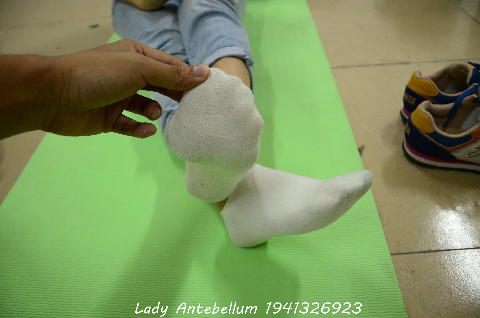 [战前女神] 恋足美腿棉袜女神级摄影套图 130 [56P+64M]_第2集