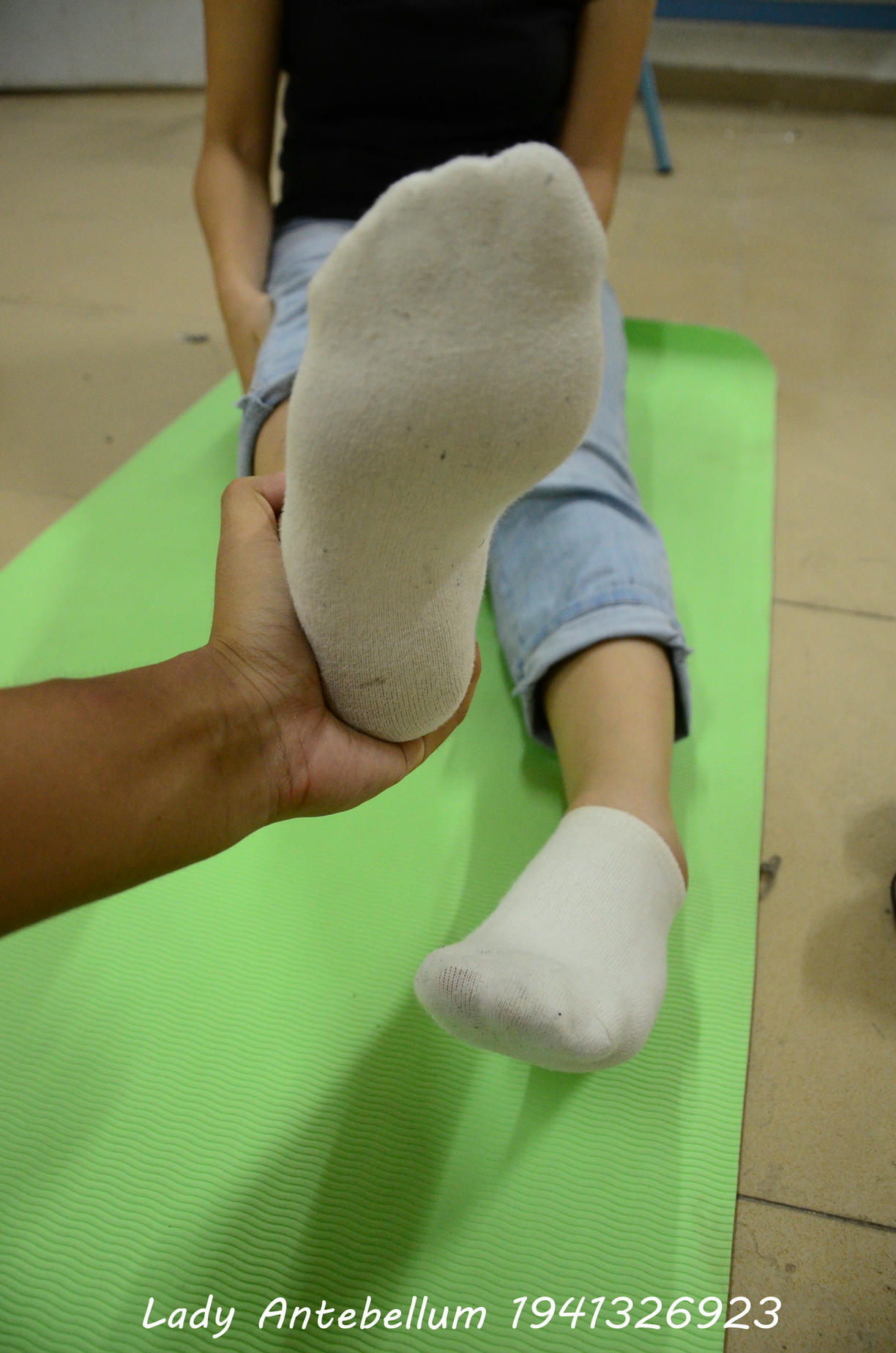 [战前女神] 恋足美腿棉袜女神级摄影套图 130 [56P+64M]_第2集