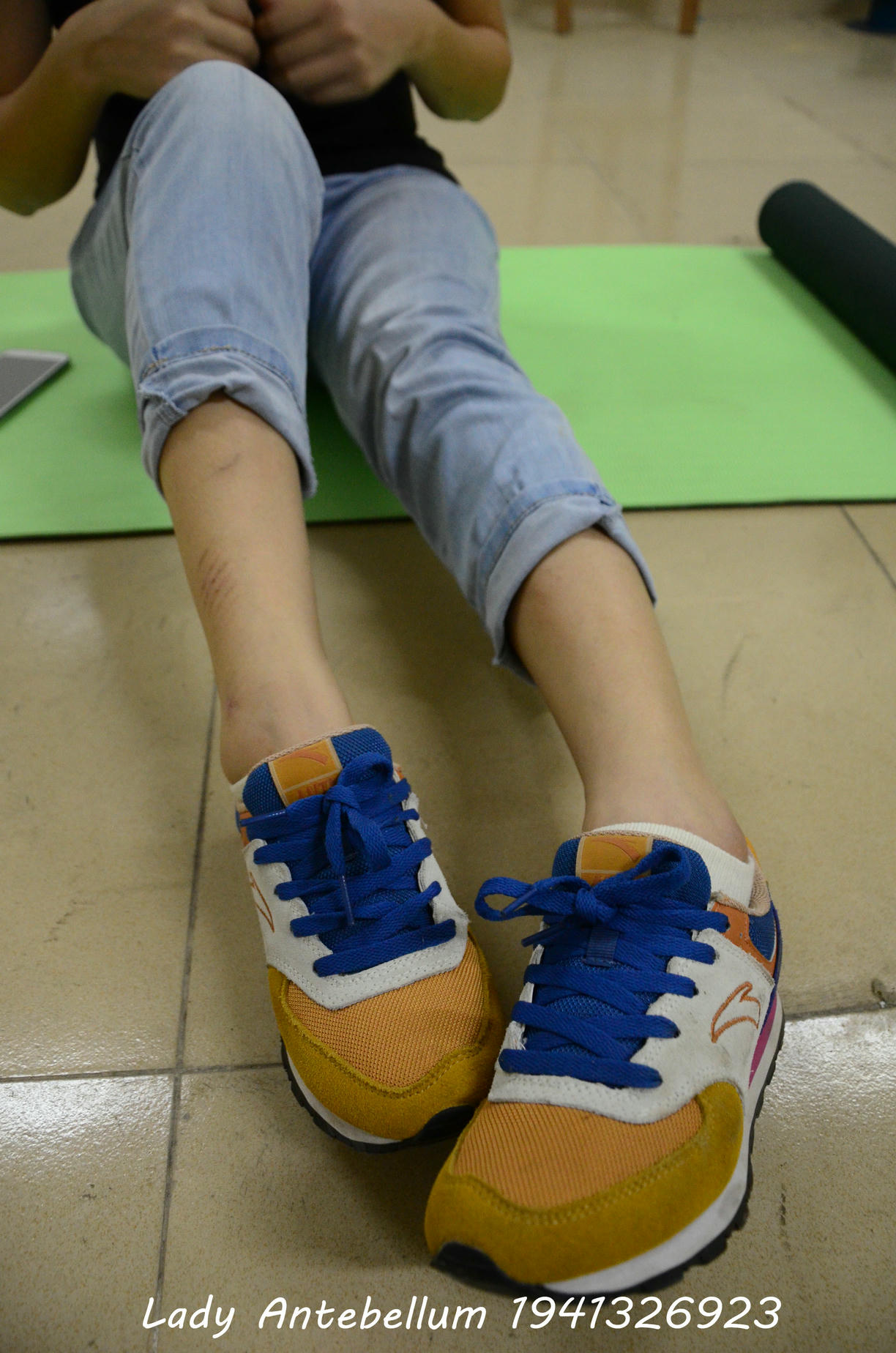 [战前女神] 恋足美腿棉袜女神级摄影套图 130 [56P+64M]_第1集