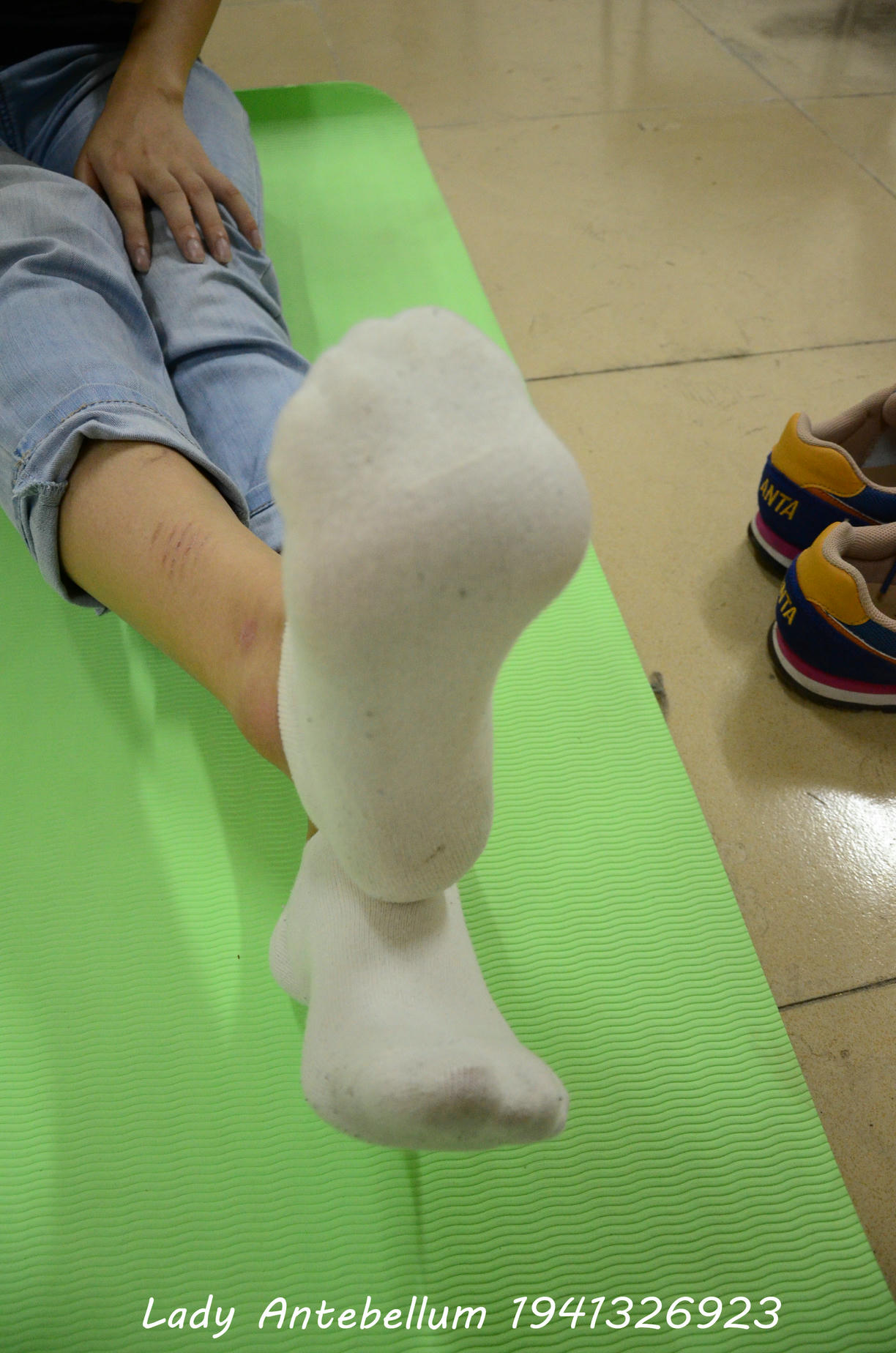 [战前女神] 恋足美腿棉袜女神级摄影套图 130 [56P+64M]_第3集