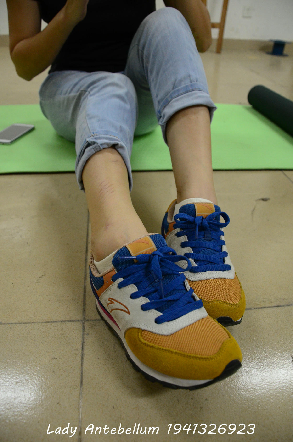 [战前女神] 恋足美腿棉袜女神级摄影套图 130 [56P+64M]_第1集