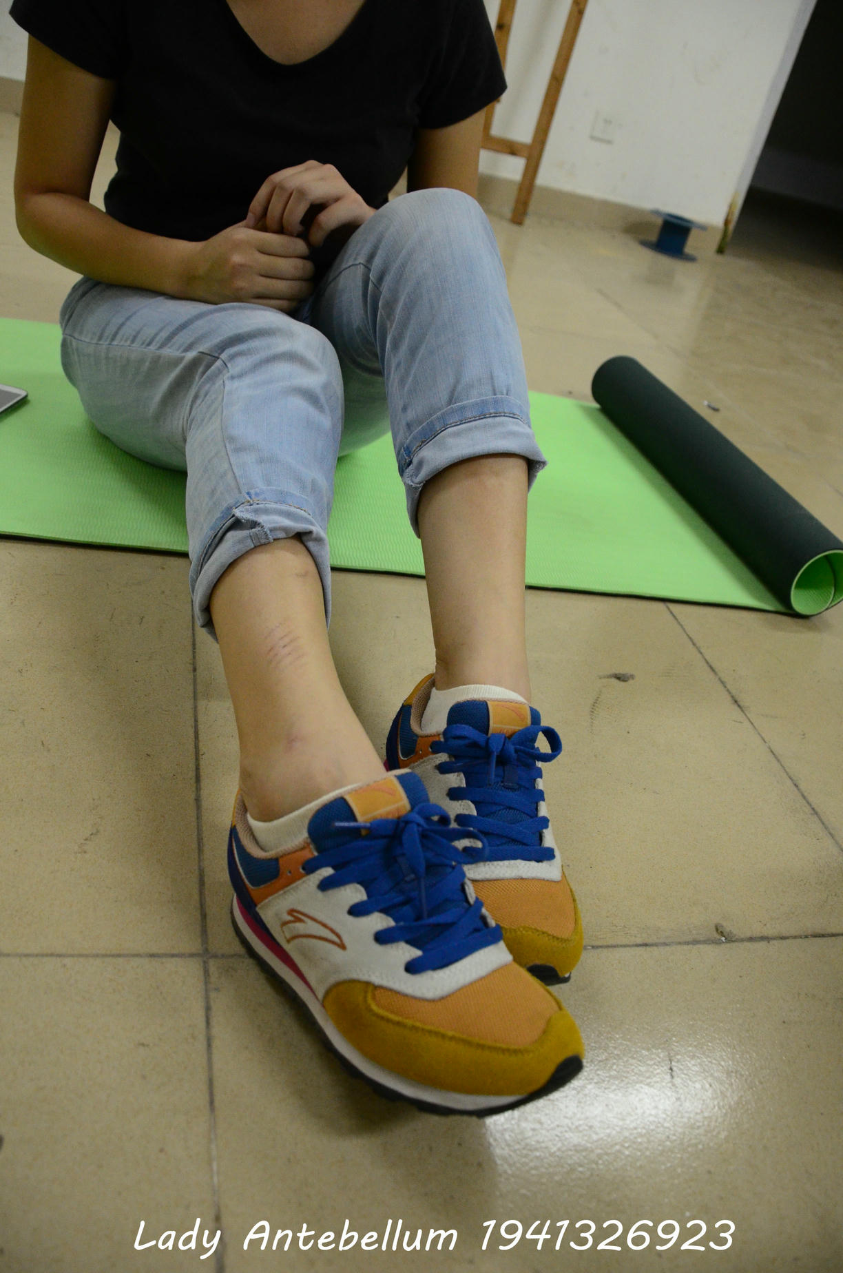 [战前女神] 恋足美腿棉袜女神级摄影套图 130 [56P+64M]_第1集