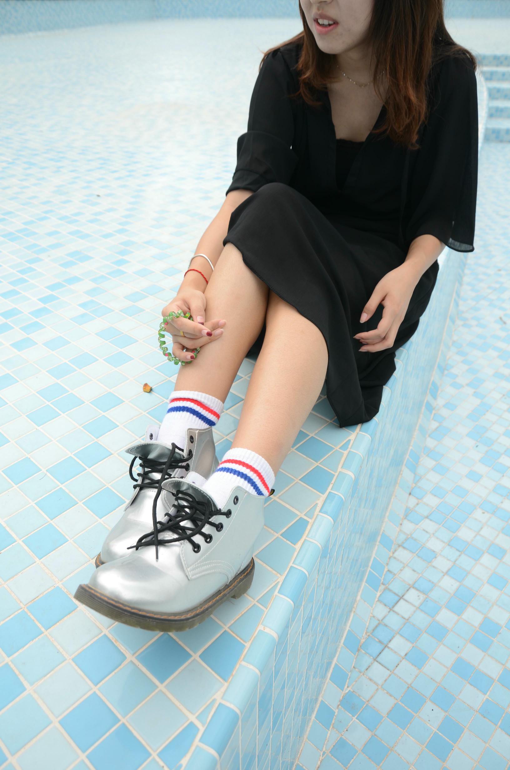 [战前女神] 恋足美腿棉袜女神级摄影套图 140 [127P+138M]_第2集