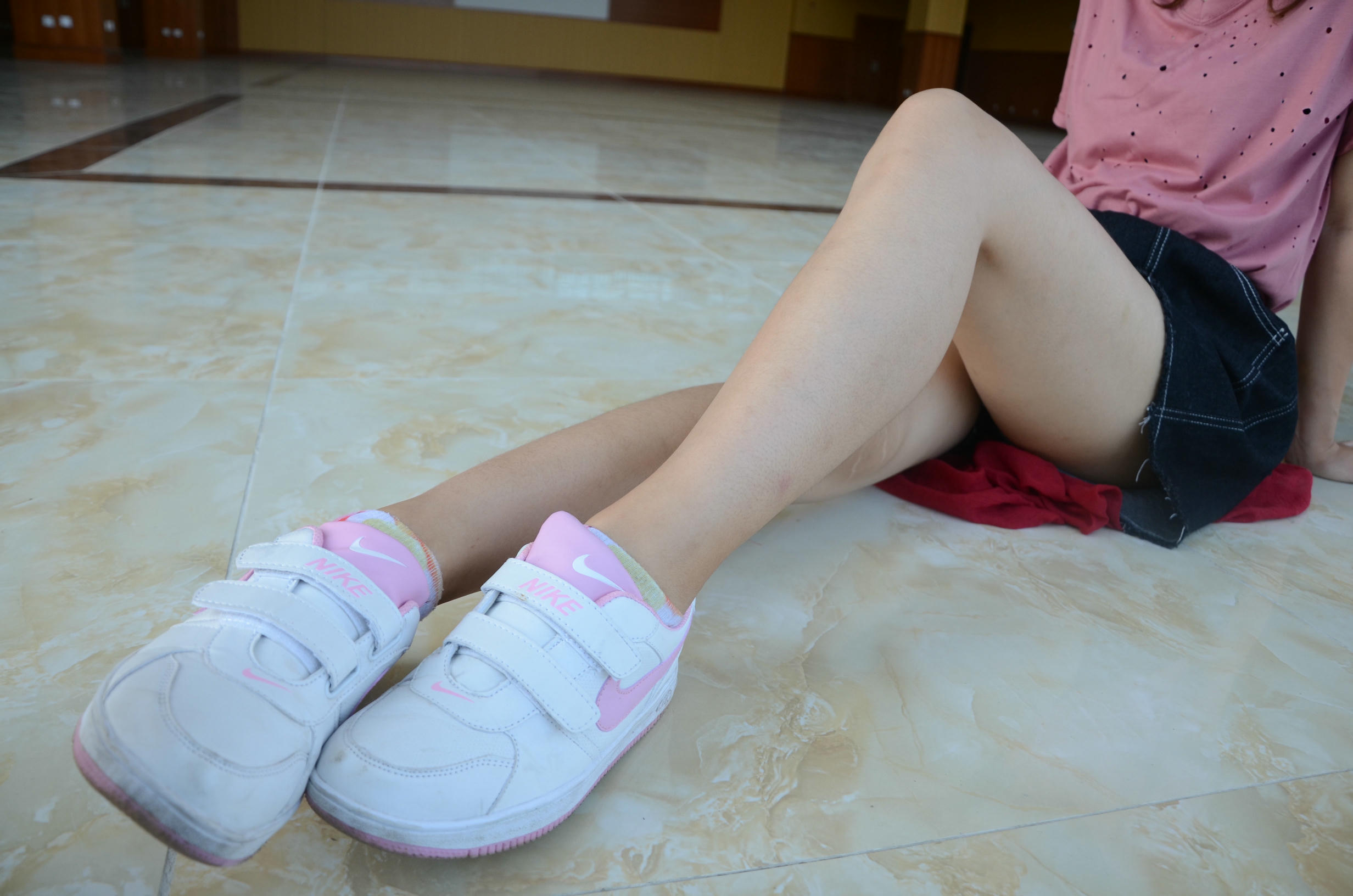 [战前女神] 恋足美腿棉袜女神级摄影套图 2015.06.02特辑 [125P+174M]_第1集