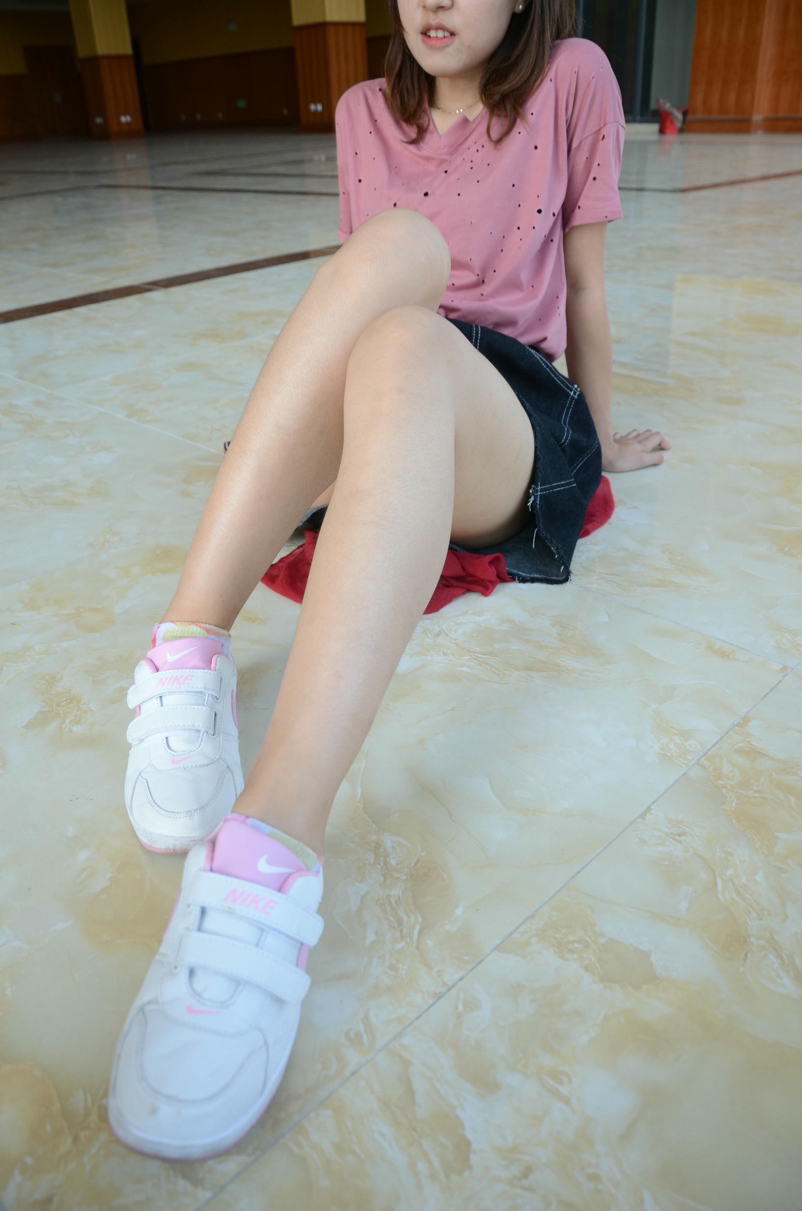 [战前女神] 恋足美腿棉袜女神级摄影套图 2015.06.02特辑 [125P+174M]_第1集