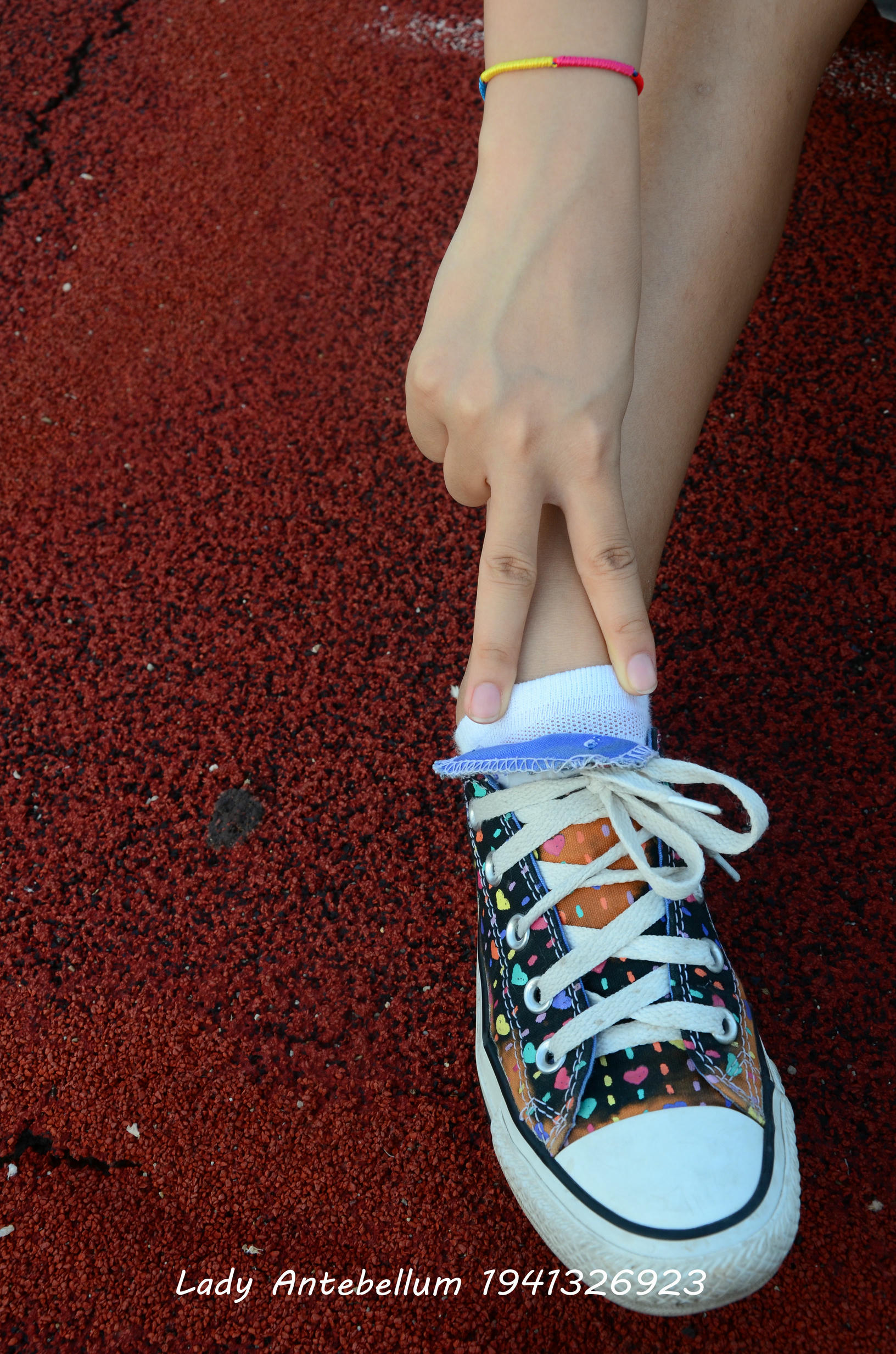 [战前女神] 恋足美腿棉袜女神级摄影套图 单独赠送 [73P+176M]_第1集