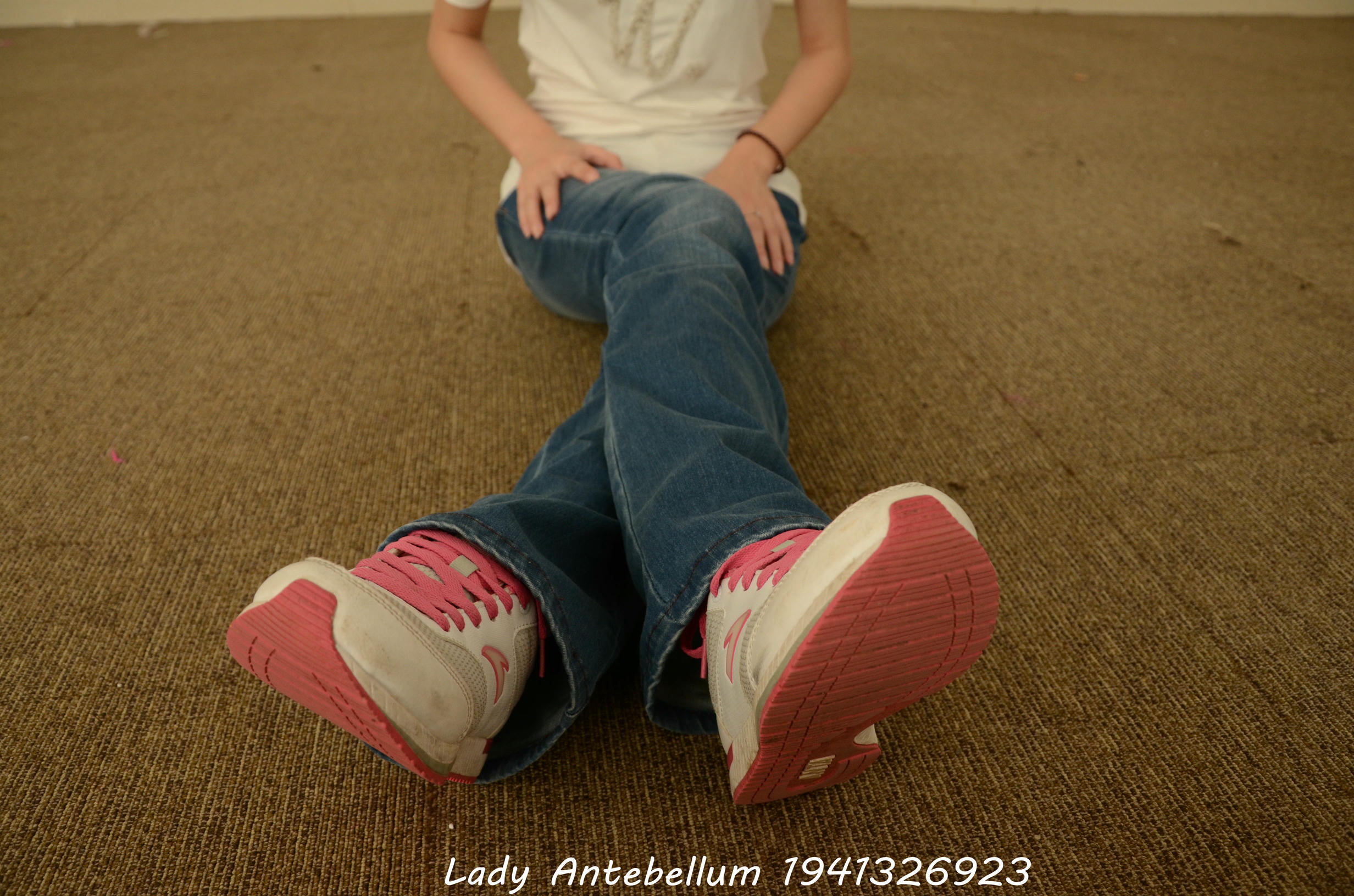 [战前女神] 恋足美腿棉袜女神级摄影套图 024 [220P-359MB]_第1集