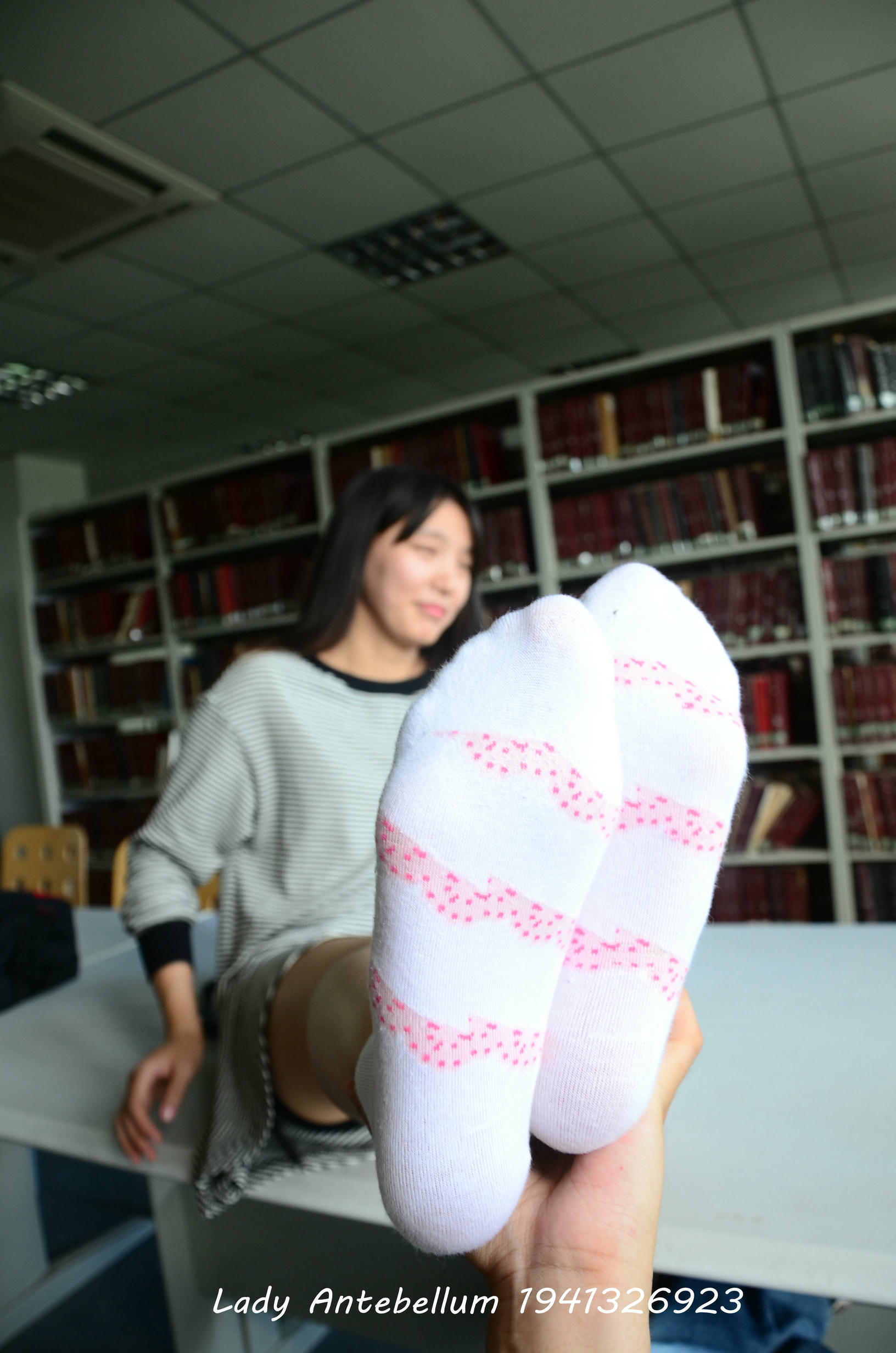 [战前女神] 恋足美腿棉袜女神级摄影套图 027 [74P-92MB]_第3集