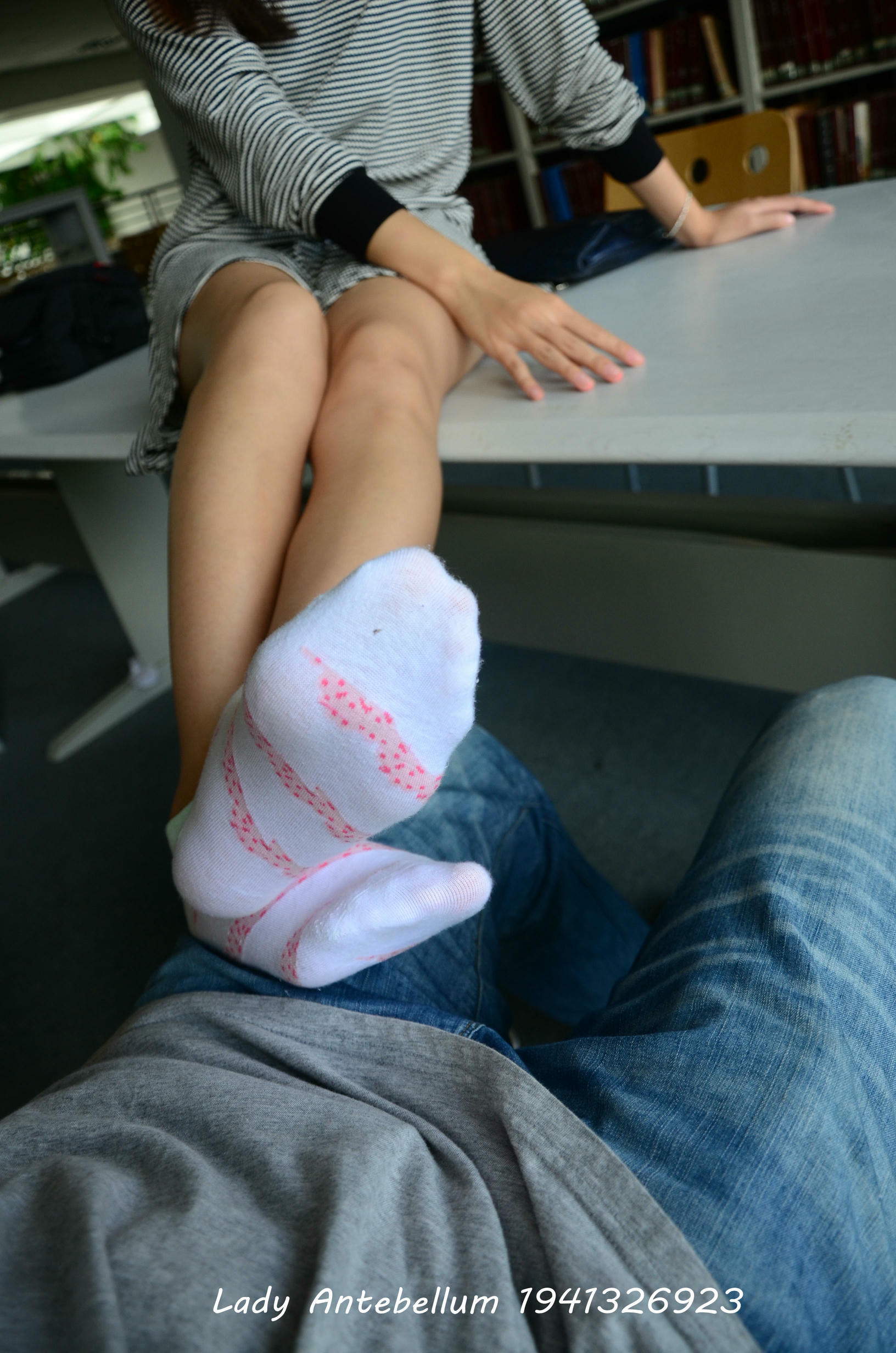 [战前女神] 恋足美腿棉袜女神级摄影套图 027 [74P-92MB]_第4集