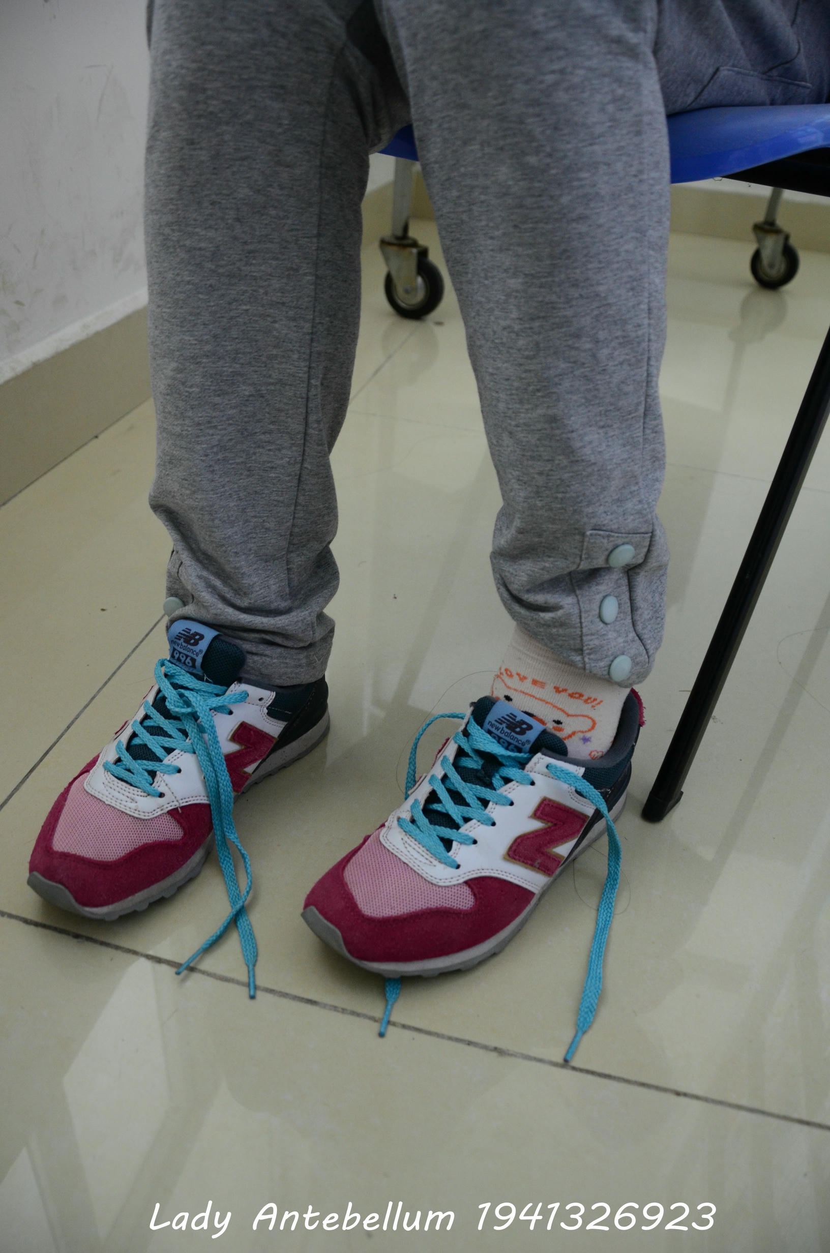 [战前女神] 恋足美腿棉袜女神级摄影套图 048 [71P-123MB]_第1集