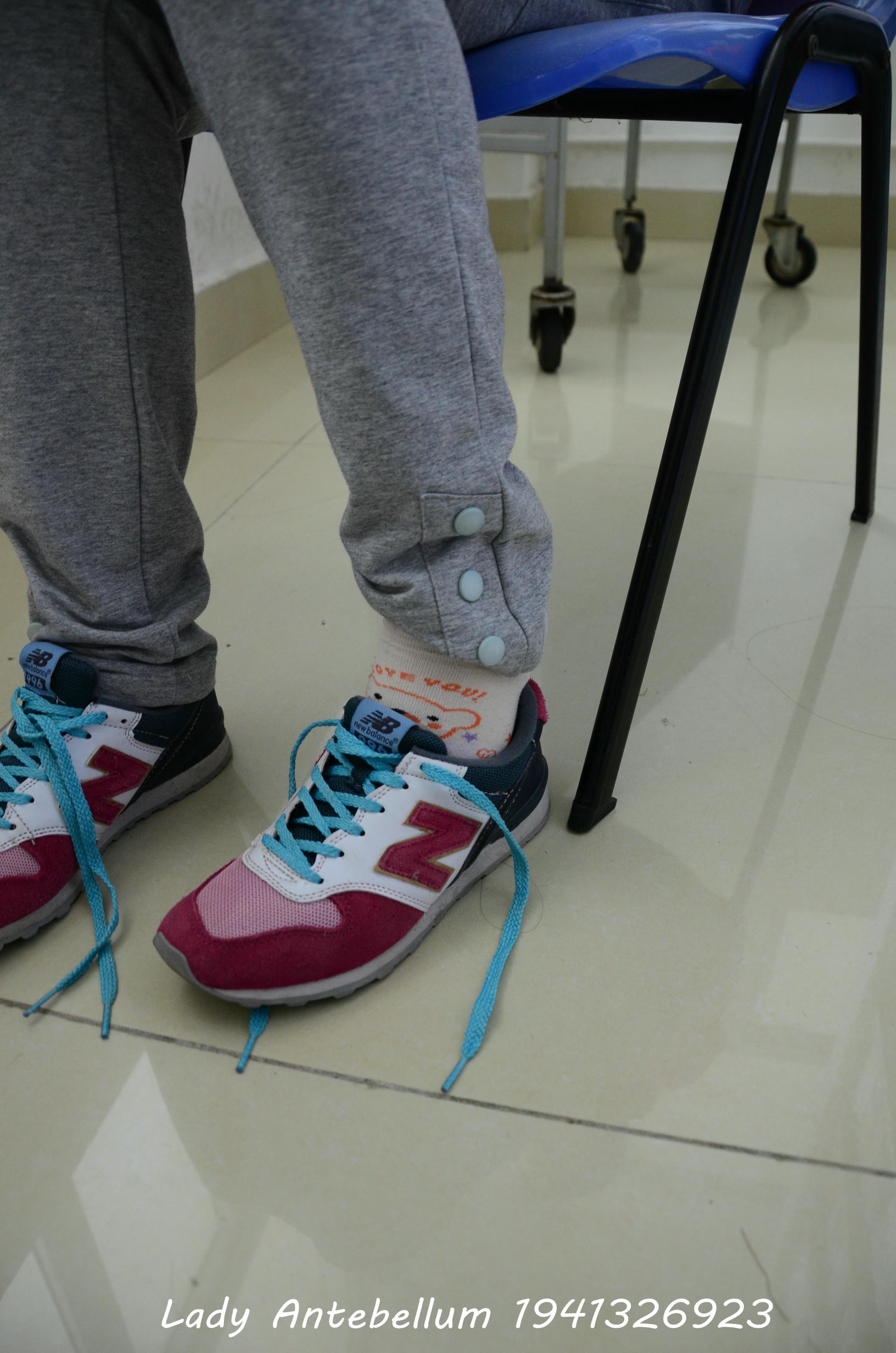 [战前女神] 恋足美腿棉袜女神级摄影套图 048 [71P-123MB]_第1集