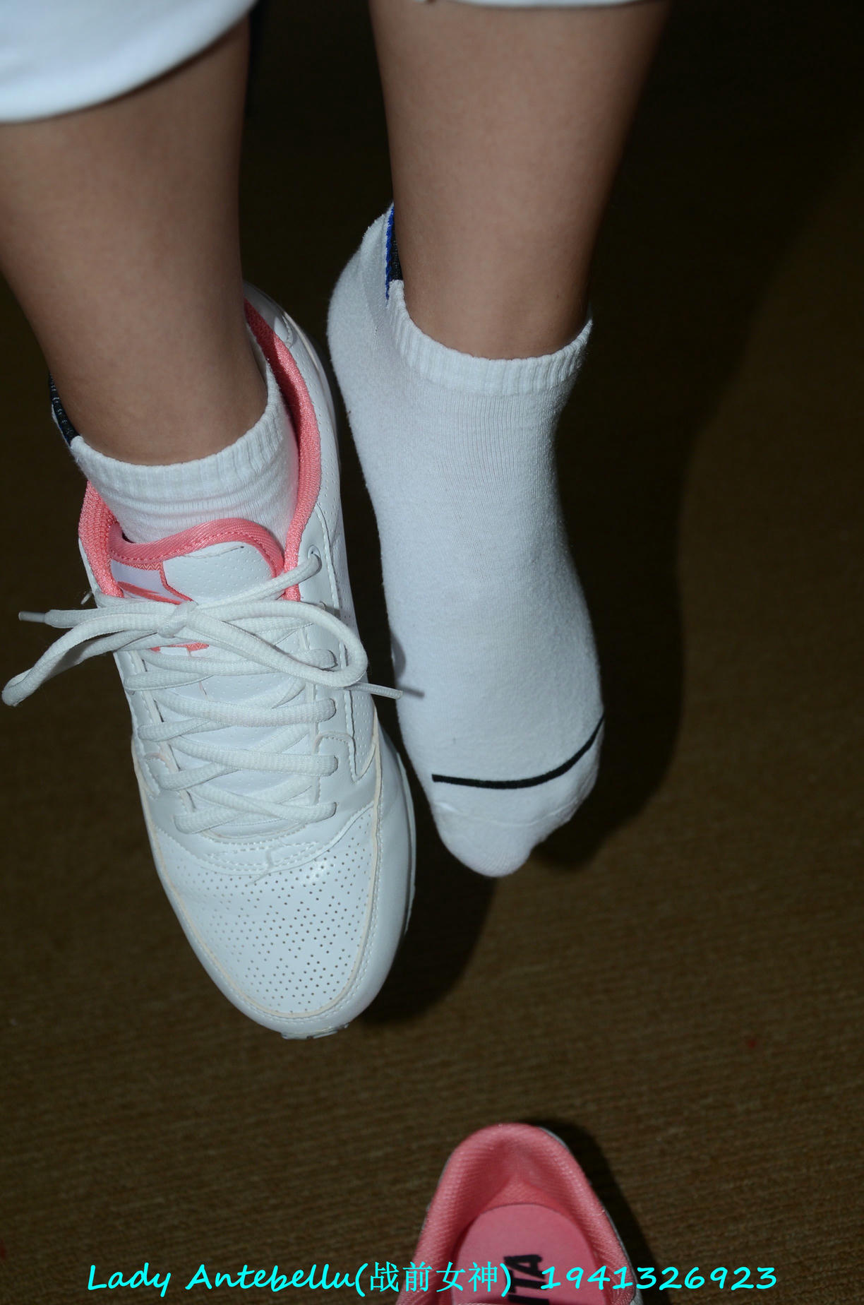 [战前女神] 恋足美腿棉袜女神级摄影套图 052 [179P-130MB]_第1集