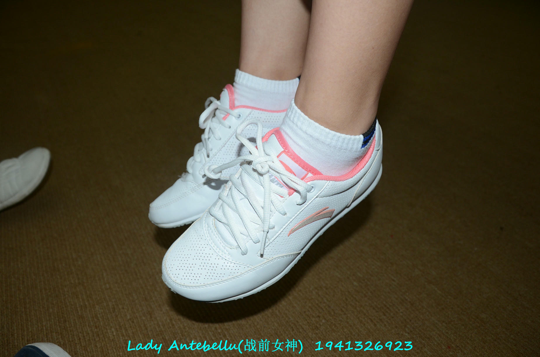 [战前女神] 恋足美腿棉袜女神级摄影套图 052 [179P-130MB]_第1集