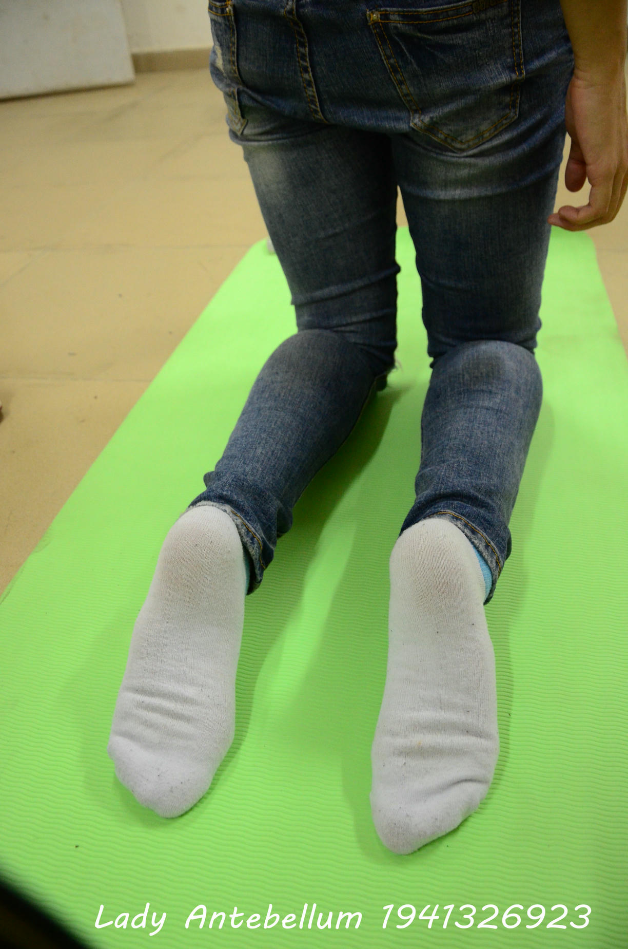 [战前女神] 恋足美腿棉袜女神级摄影套图 056 [75P-82MB]_第2集