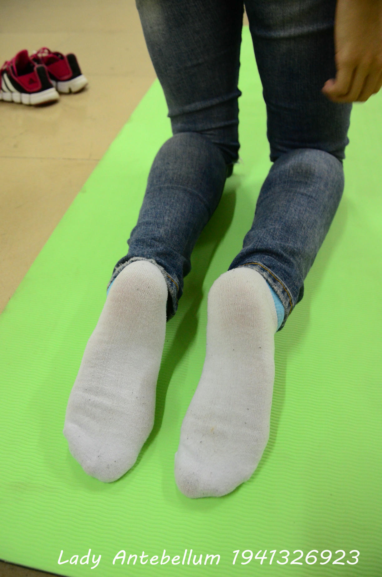 [战前女神] 恋足美腿棉袜女神级摄影套图 056 [75P-82MB]_第2集