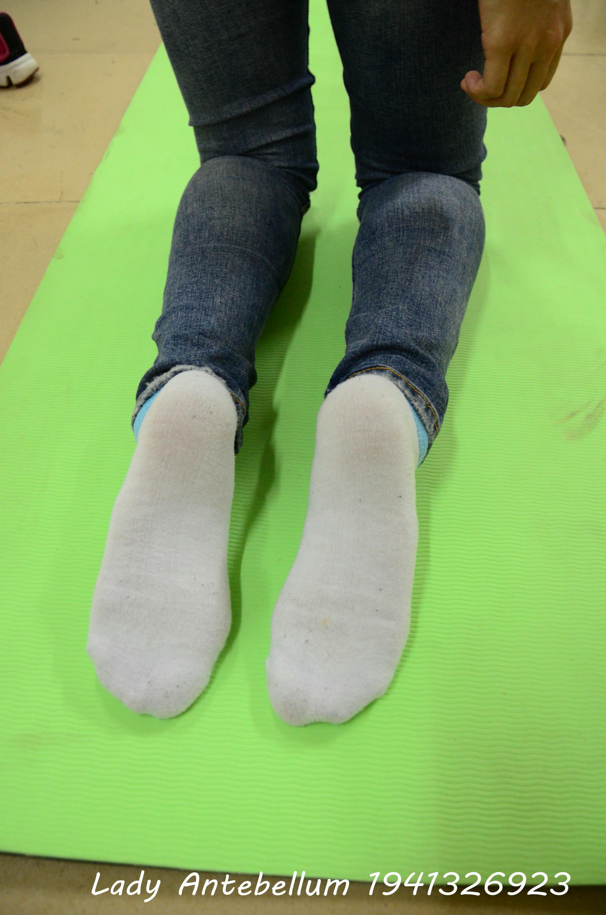 [战前女神] 恋足美腿棉袜女神级摄影套图 056 [75P-82MB]_第2集