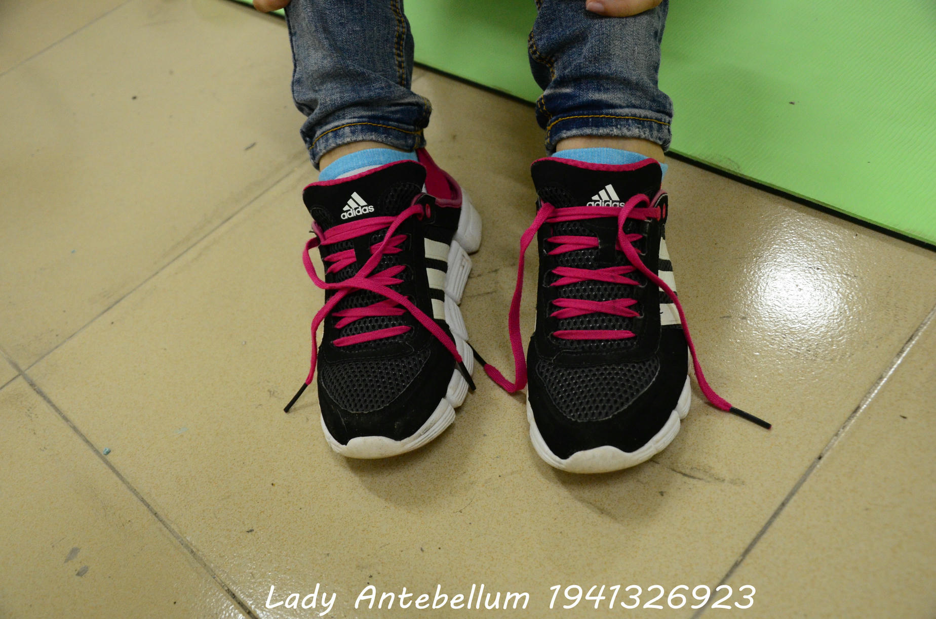 [战前女神] 恋足美腿棉袜女神级摄影套图 056 [75P-82MB]_第1集