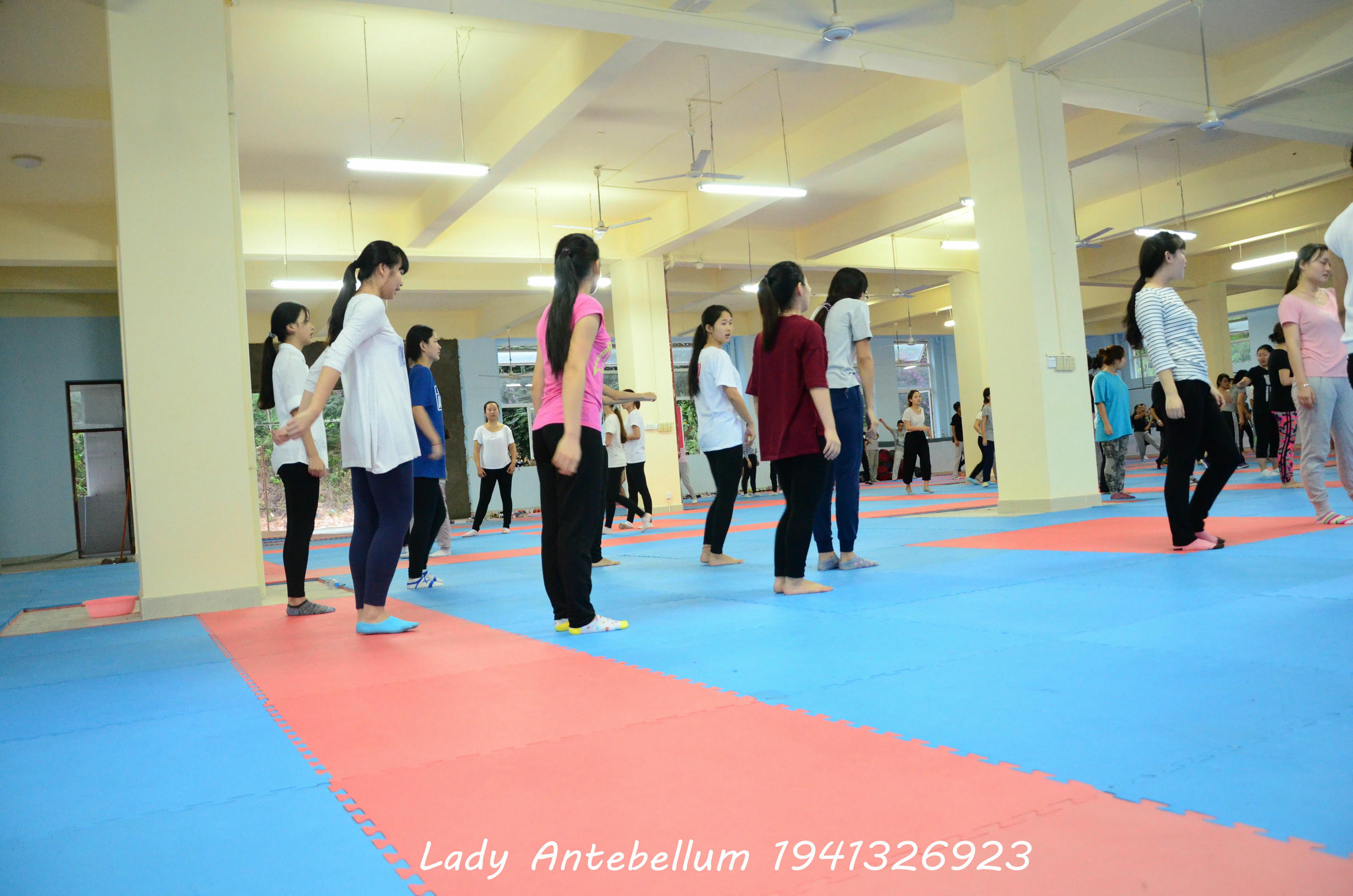 [战前女神] 恋足美腿棉袜女神级摄影套图 066 [58P-92MB]_第1集