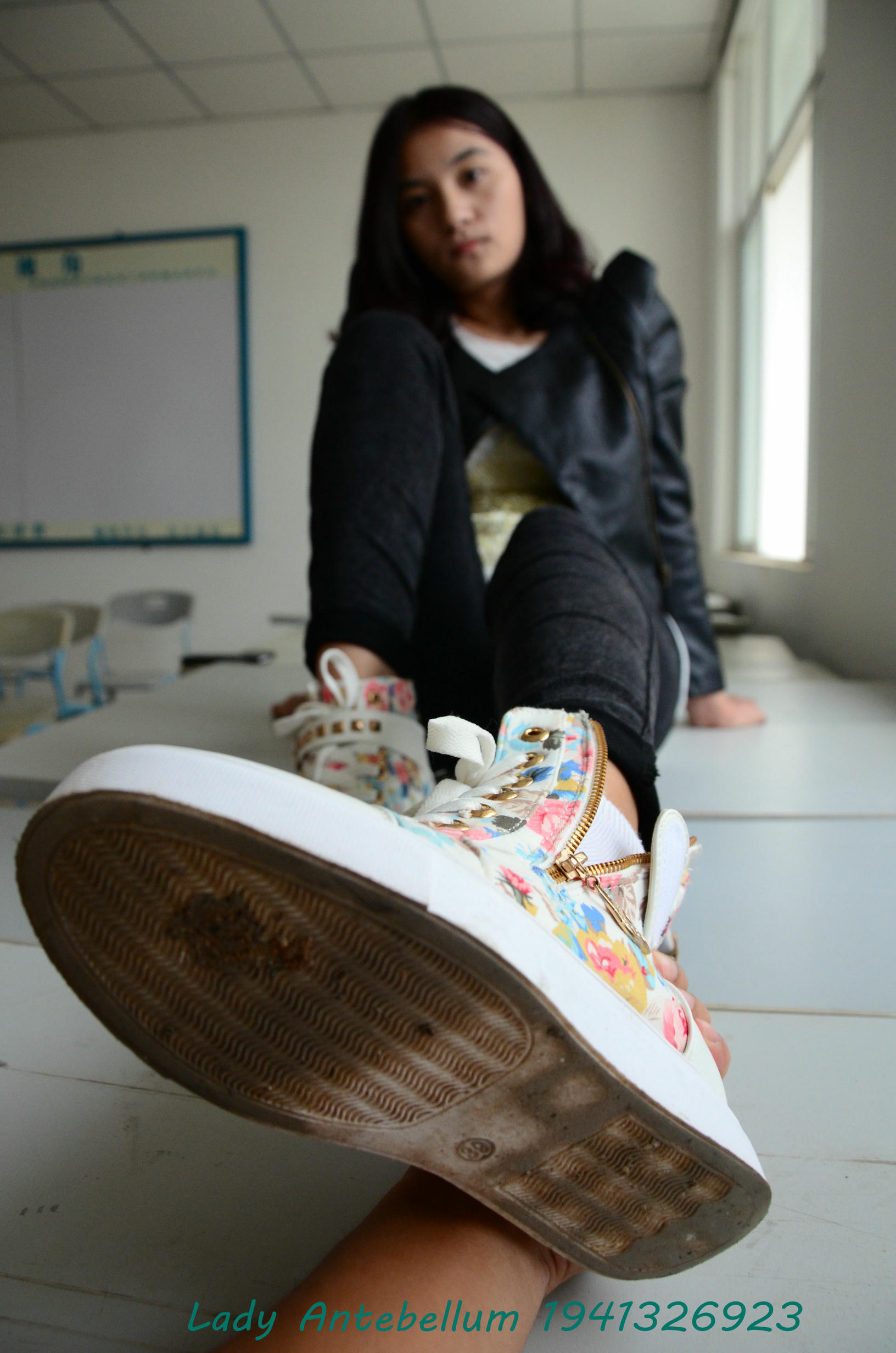 [战前女神] 恋足美腿棉袜女神级摄影套图 070 [82P-139MB]_第1集